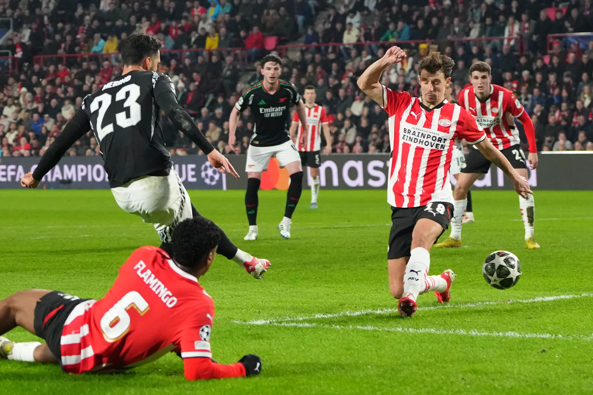 Hráč Arsenalu Mikel Merino (druhý zľava) strieľa druhý gól.