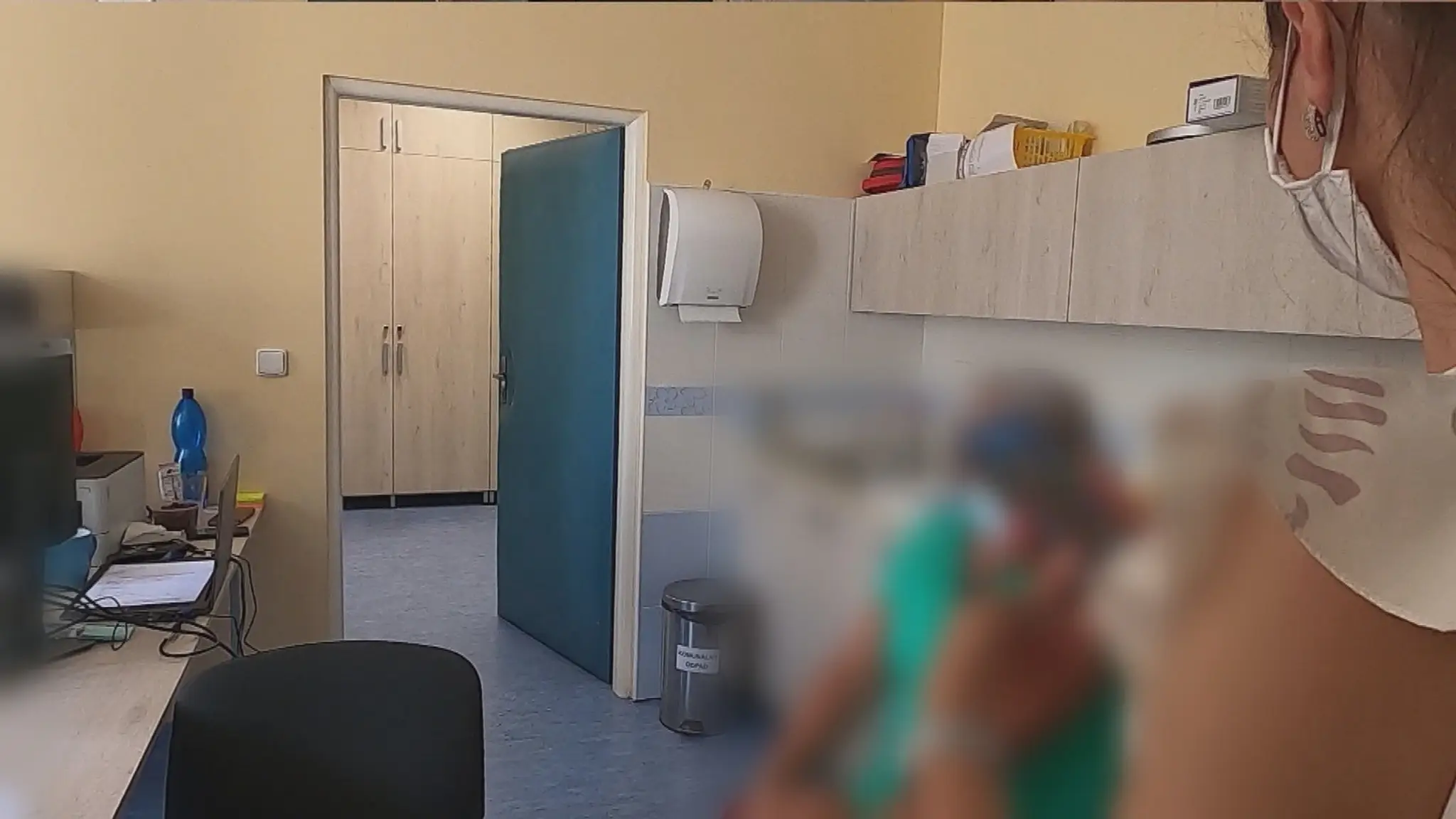 Našli sme lekára, ktorý od niektorých pacientov pýta peniaze za očkovanie proti covidu.