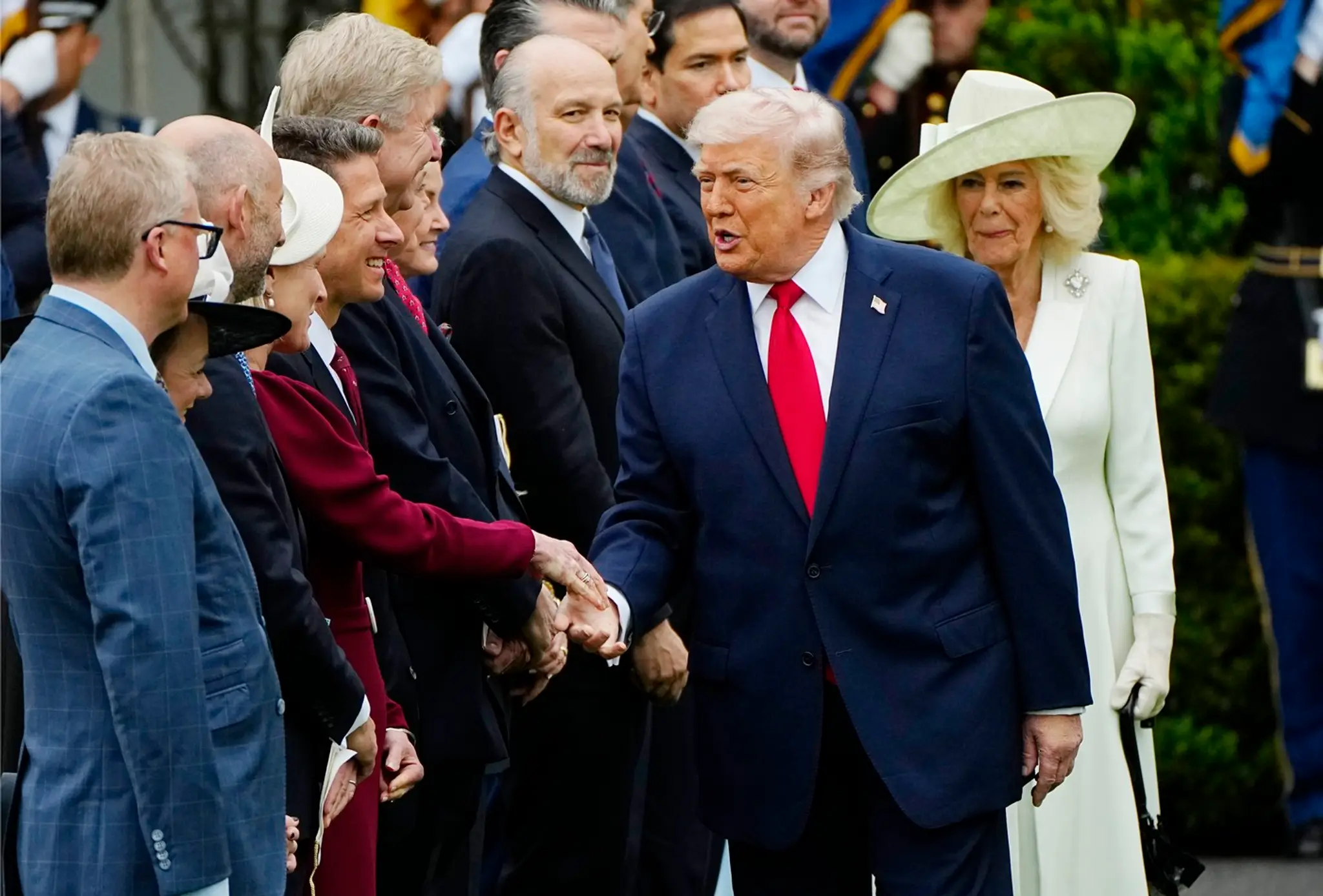 Nedočkavý Trump predbehol Camillu počas podávania rúk.