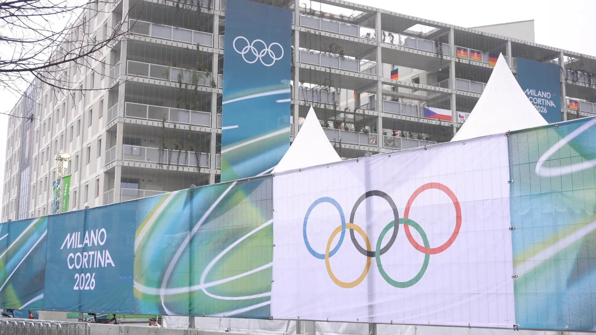 Olympijská dedina v Miláne víta športovcov z celého sveta.
