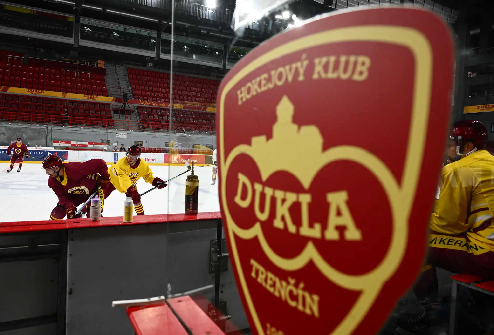 Hokejisti Dukly Trenčín už majú k dispozícii vlastný vynovený štadión