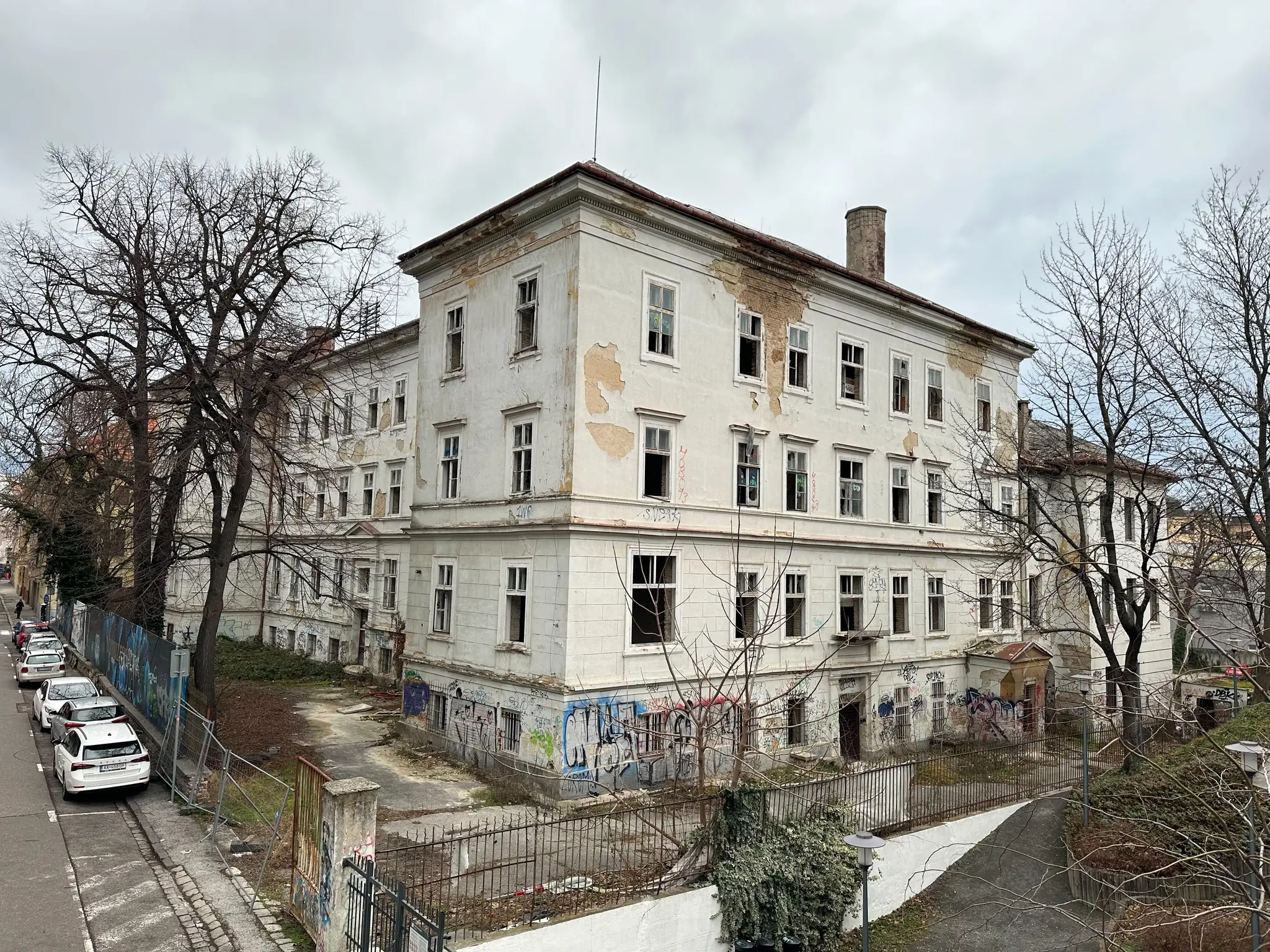 Zničená budova bývalej pôrodnice na Zochovej