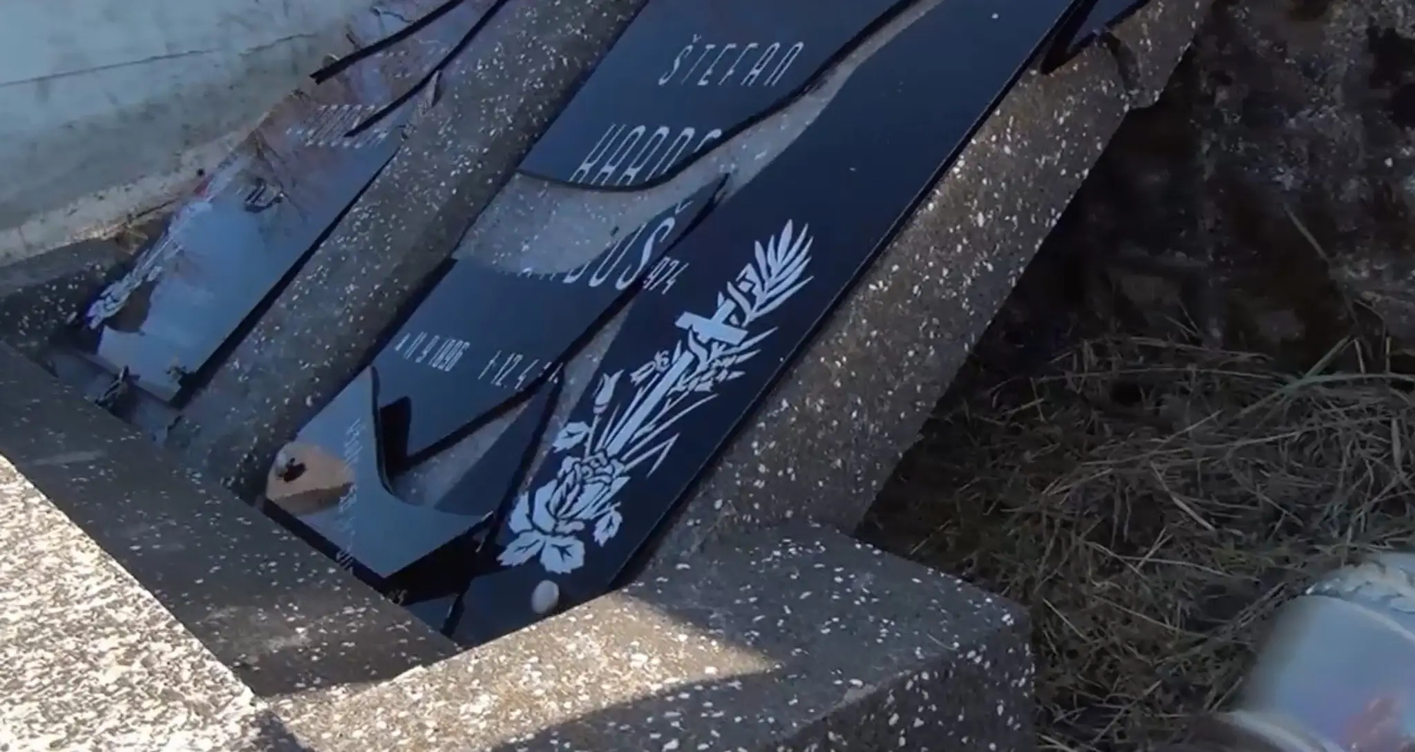 V Domaniži ostali ľuďom oči pre plač. Vandal sa vyzúril na pomníkoch ich najbližších