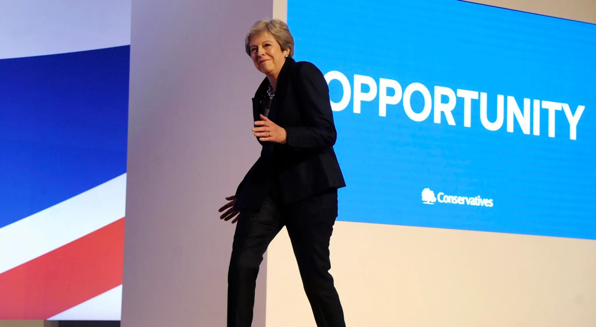 Britská premiérka Theresa Mayová pritancovala k rečníckemu pultu.