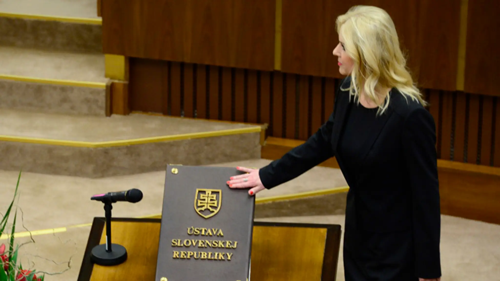 Monika Jankovská  (SMER-SD) skladá poslanecký sľub.