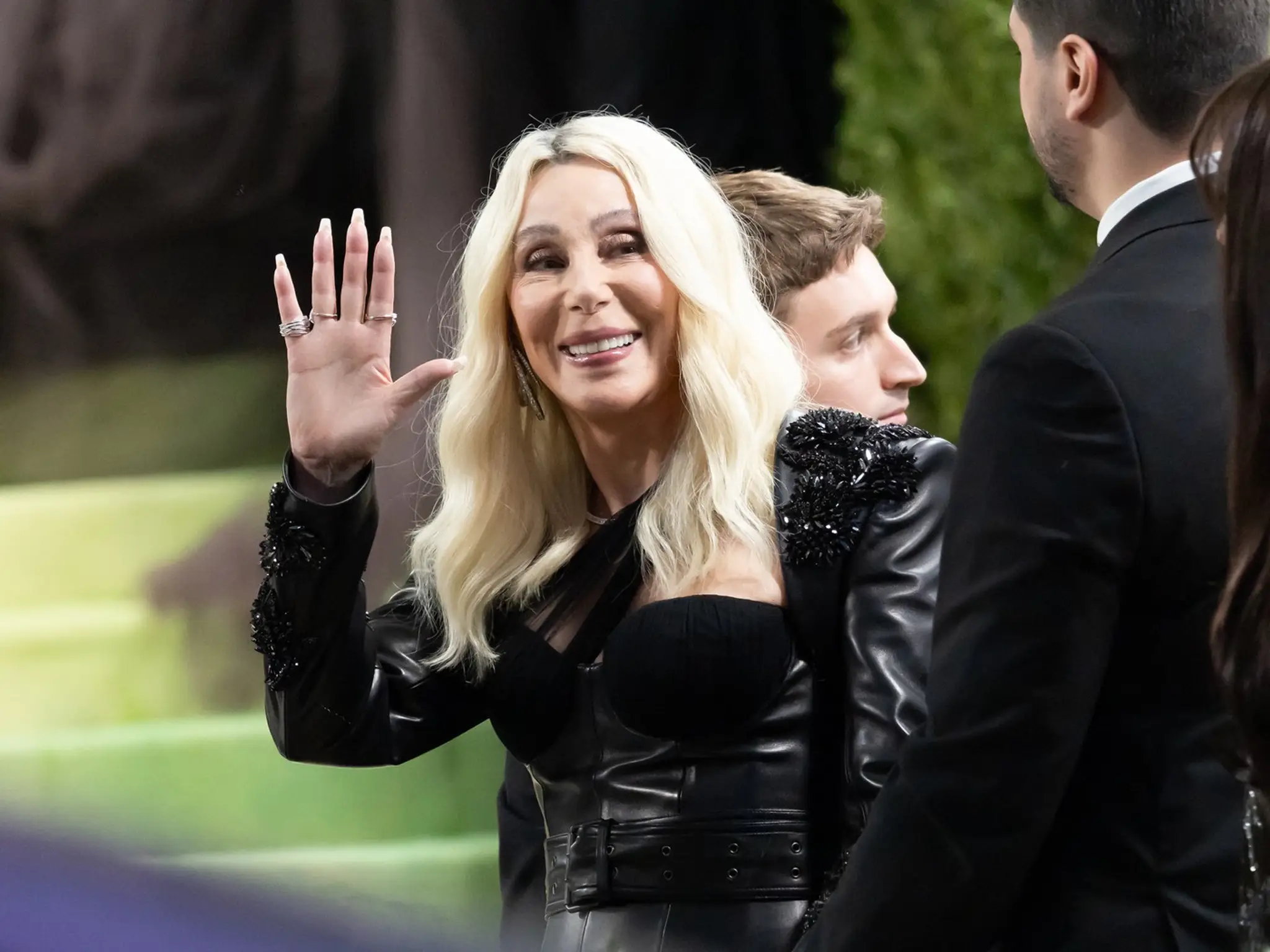 Oslávenkyňa Cher zahviezdila na červenom koberci Met Gala 2026.