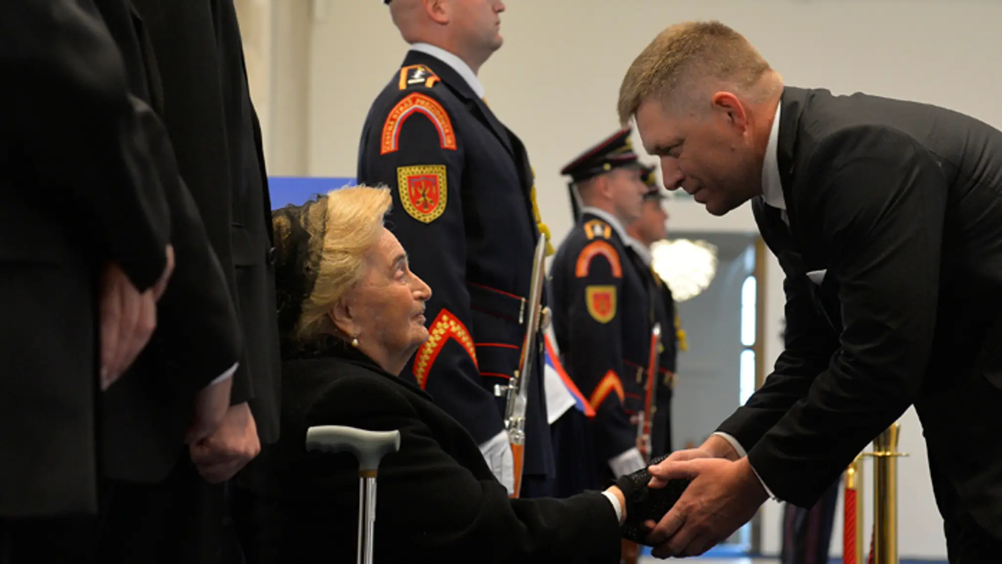 Premiér Robert Fico kondoluje Emílii Kováčovej.