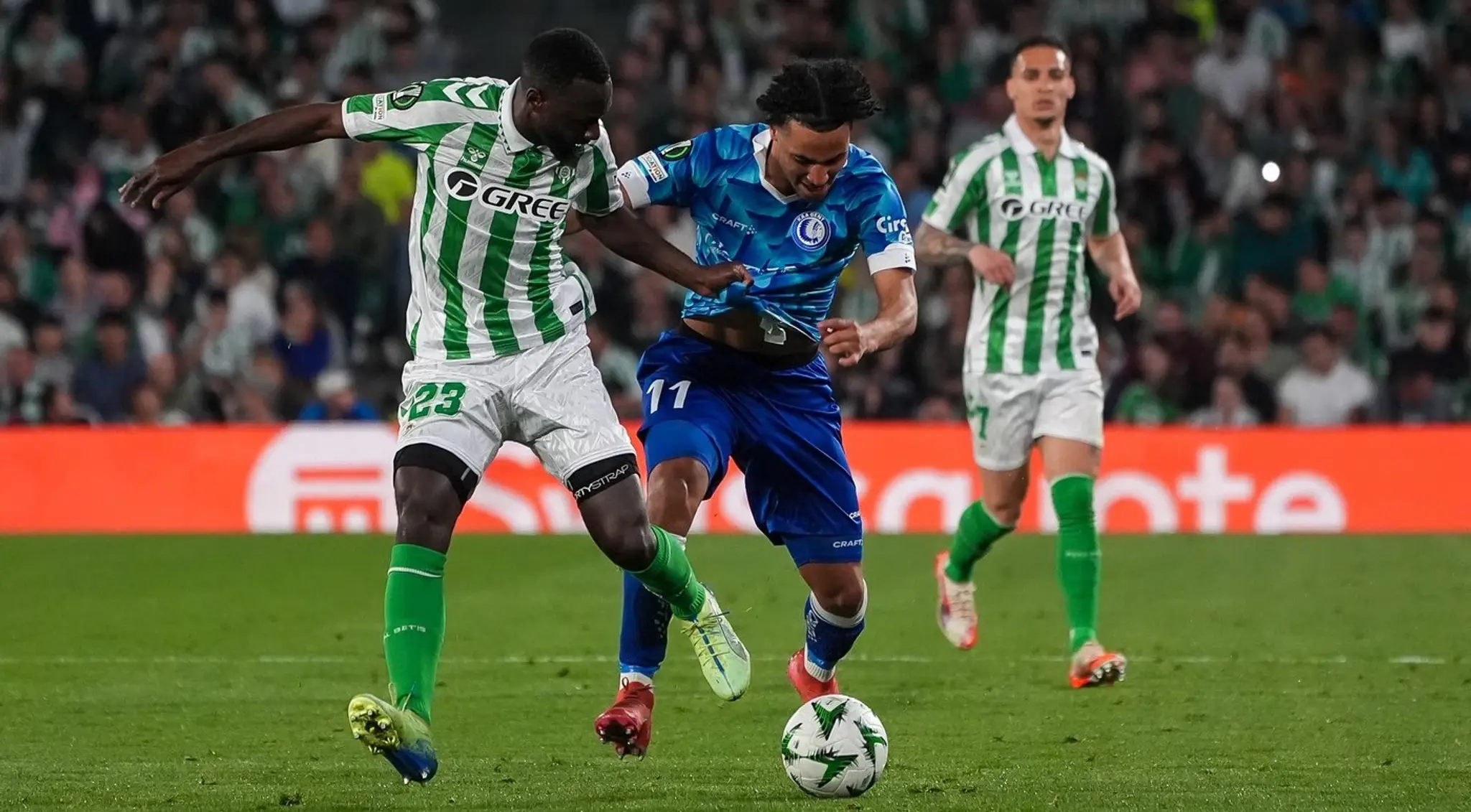 Do osemfinále Konferenčnej ligy sa prebojoval aj Real Betis (v zeleno-bielom).