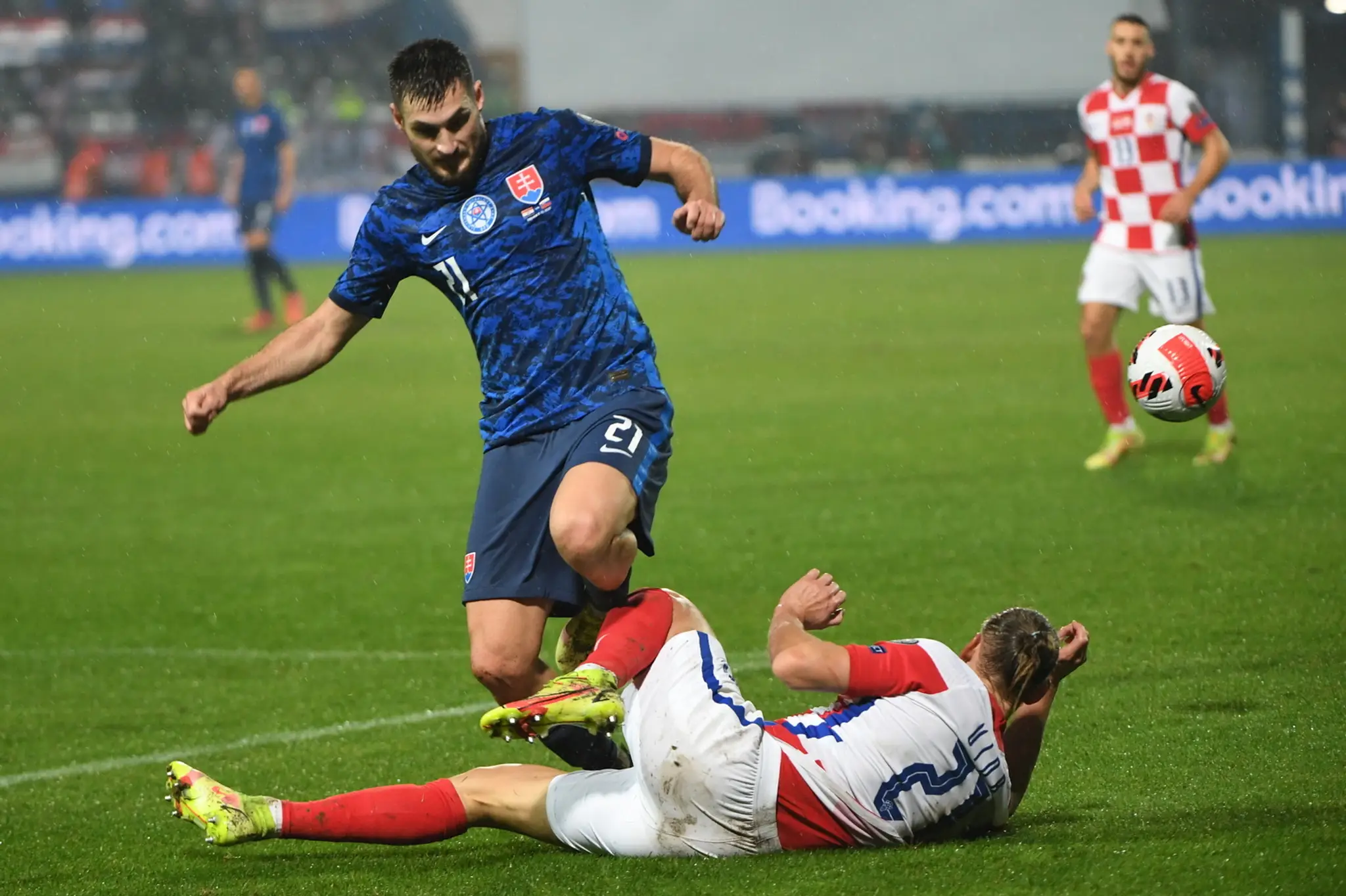 Matúš Bero a Chorvát Domagoj Vida bojujú o loptu počas kvalifikácie MS 2022.