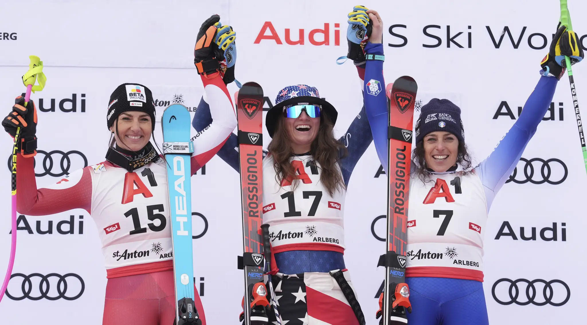 Američanka Lauren Macugová (uprostred) sa teší na pódiu po triumfe v Super-G žien Svetového pohára alpských lyžiarok v rakúskom stredisku St. Anton