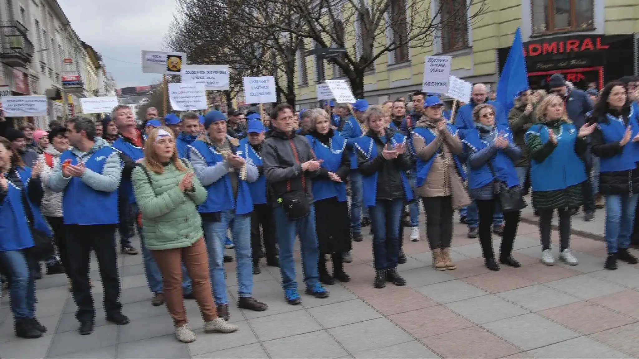 Protestujúci železničiari v Žiline