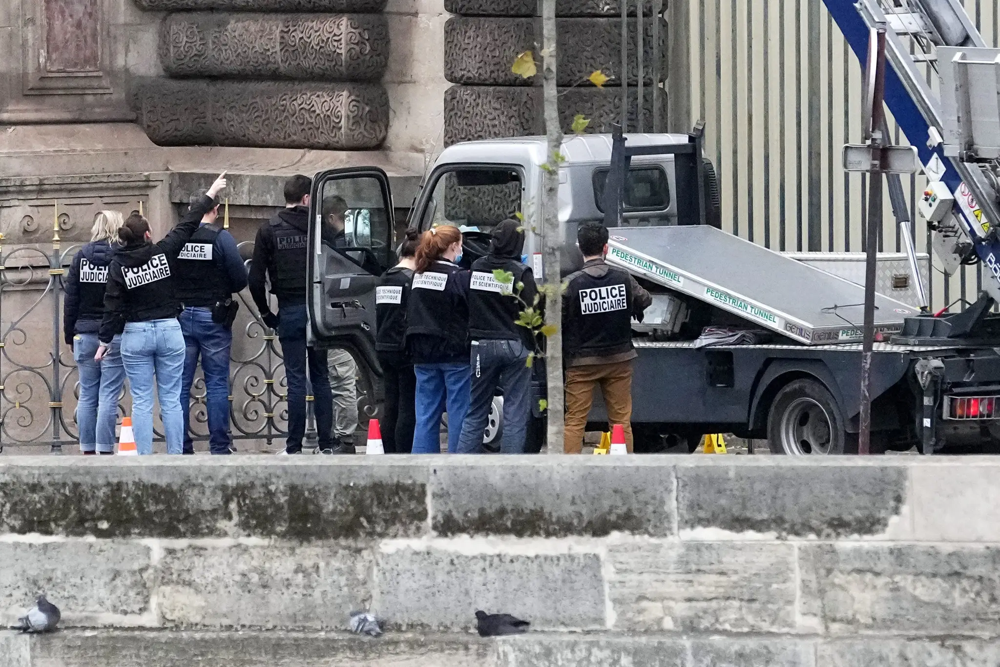 Policajti pred Louvre.