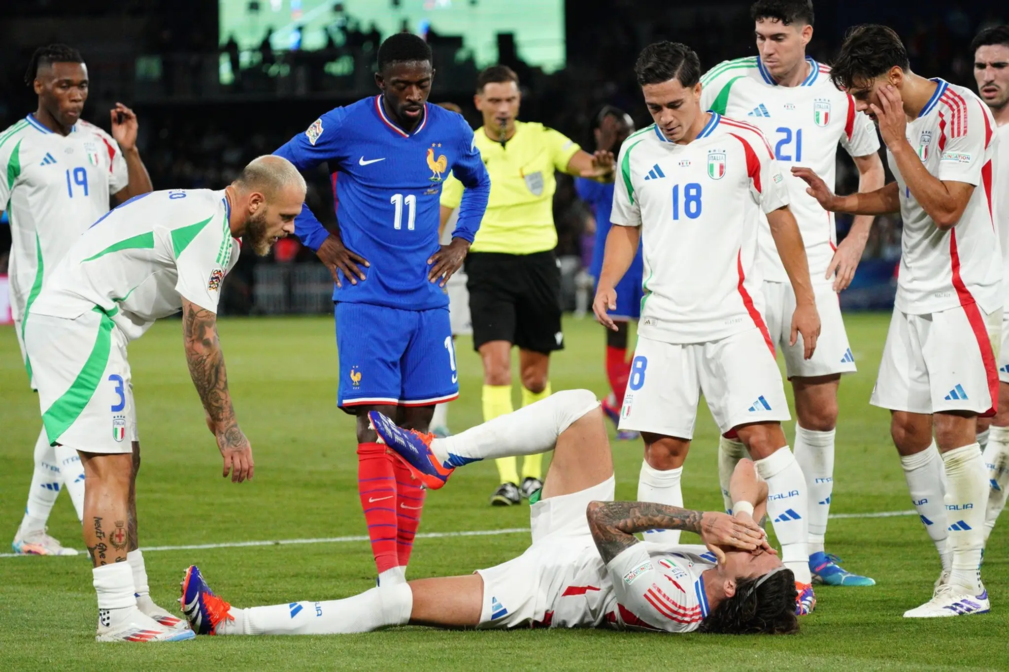 Riccardo Calafiori utrpel v zápase Ligy národov nepríjemné zranenie.