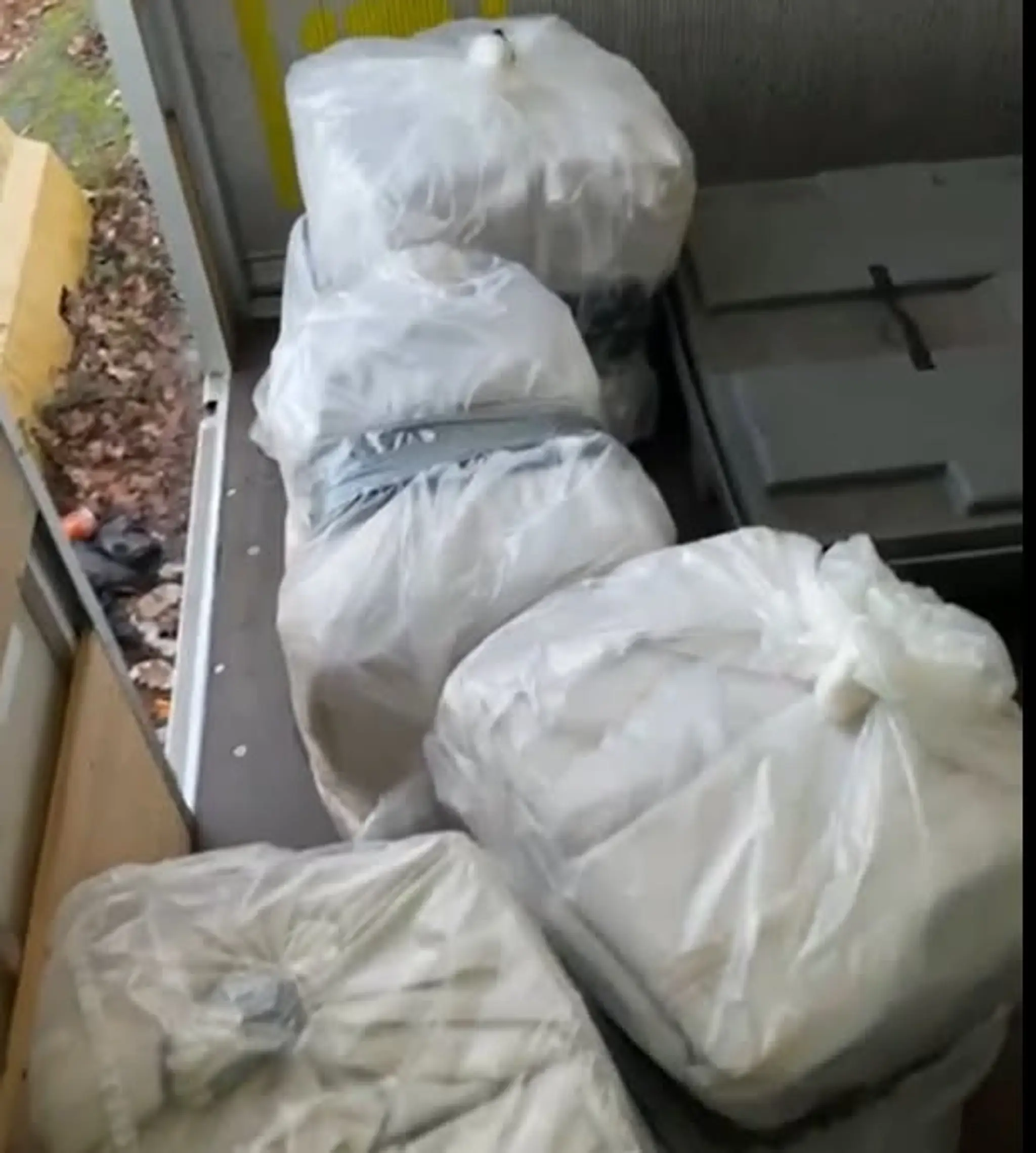 Slovákov podozrievajú z obchodu s tonami drog.