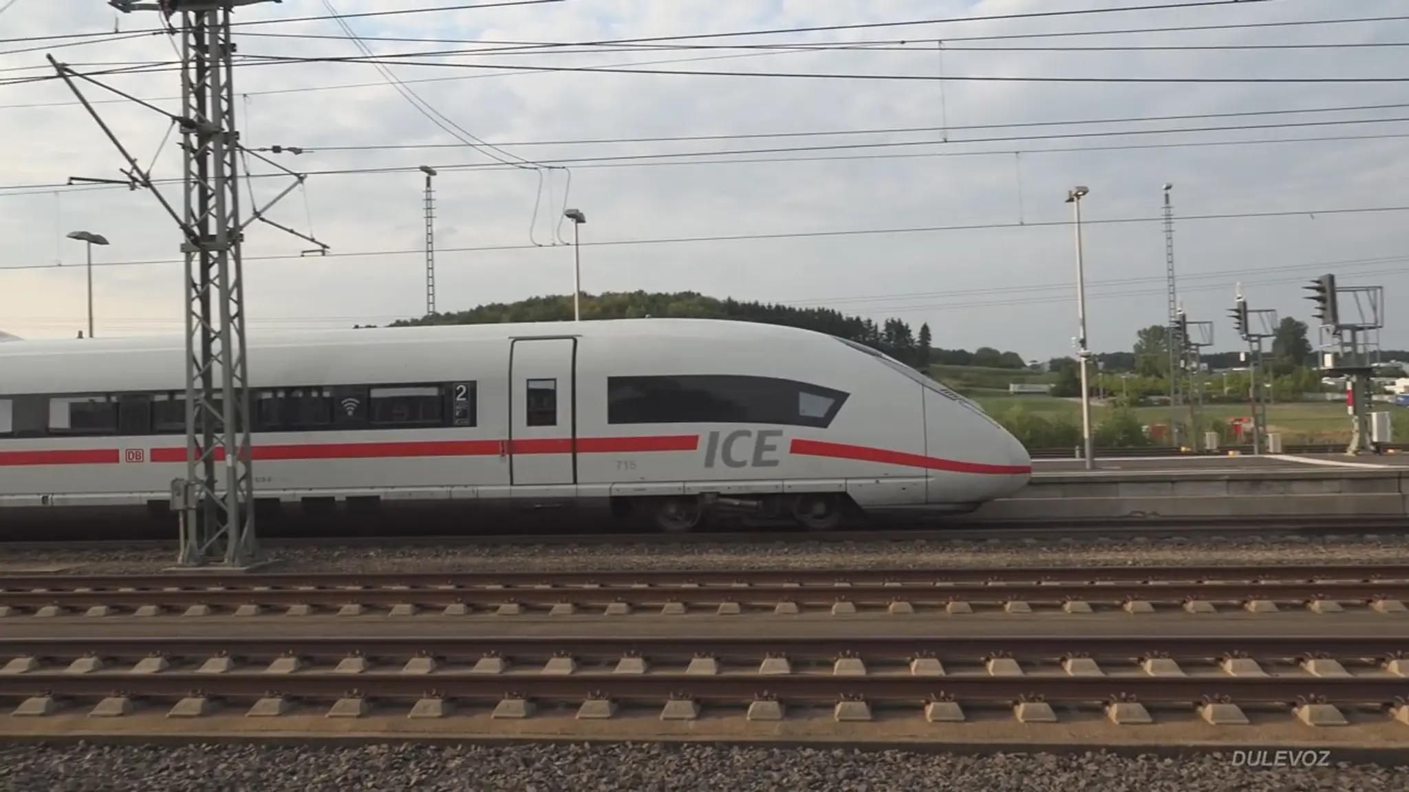 Slovensko je opäť podazu, Zatiaľ čo iné krajiny rýchlovlakmi už jazdia, my nemáme ani plán trate