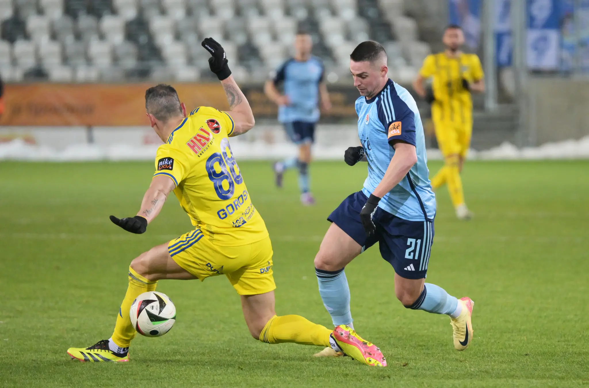 Zľava Nicolás Gorosito (FC Košice) a Róbert Mak (ŠK Slovan Bratislava) bojujú o loptu v zápase 15. kola Niké ligy.