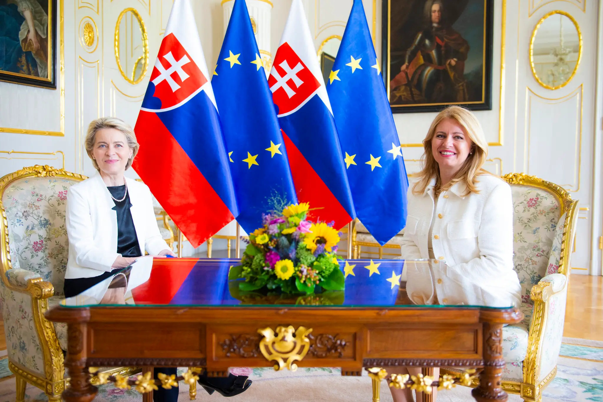 Na snímke zľava predsedníčka Európskej komisie Ursula von der Leyenová a prezidentka SR Zuzana Čaputová počas prijatia v Prezide