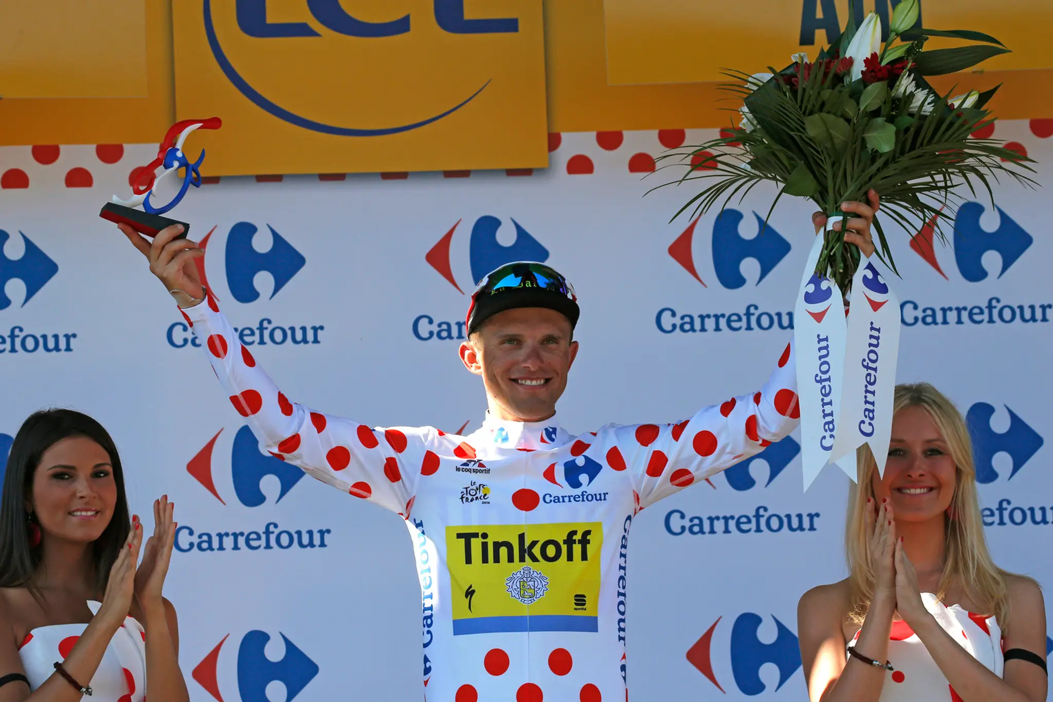 Rafal Majka pózuje na pódiu v bodkovanom drese pre najlepšieho vrchára po 15. etape 103. ročníka Tour de France.