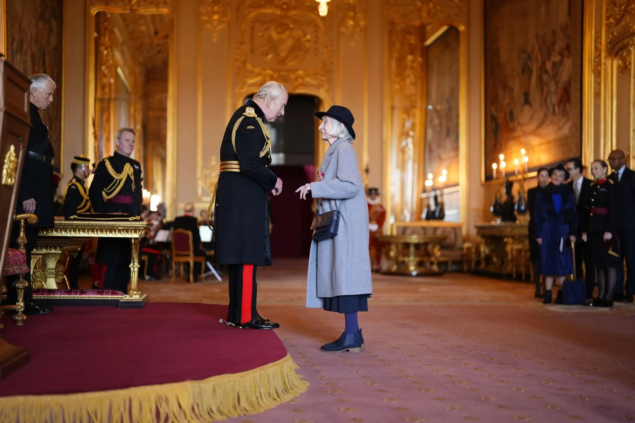 Jane Lapotaire si od kráľa Karola III. prevzala významné ocenenie Komandér Rádu Britského impéria