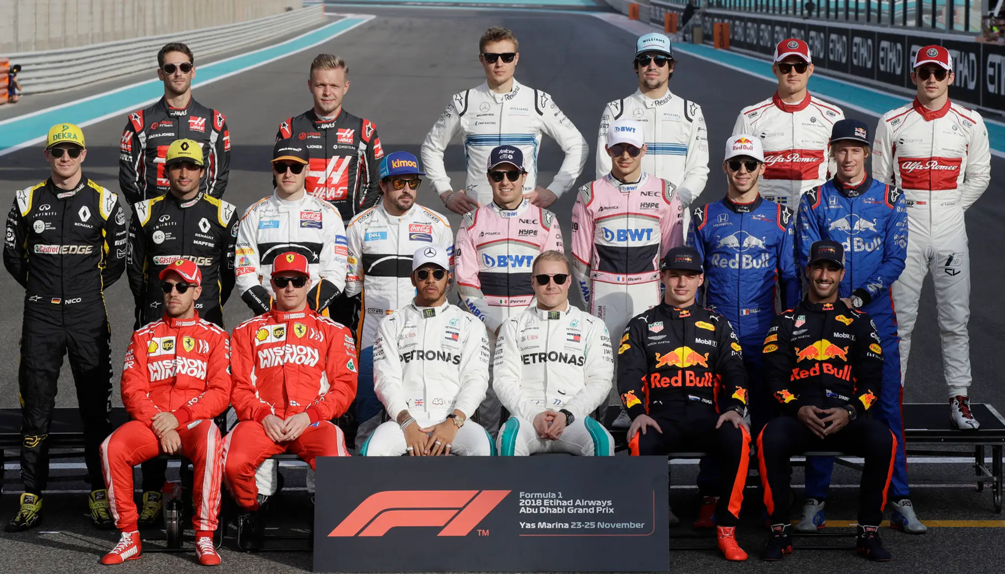 Pretekári F1 sa fotia pred záverečnou Veľkou cenou sezóny F1 v Abú Zabí.
