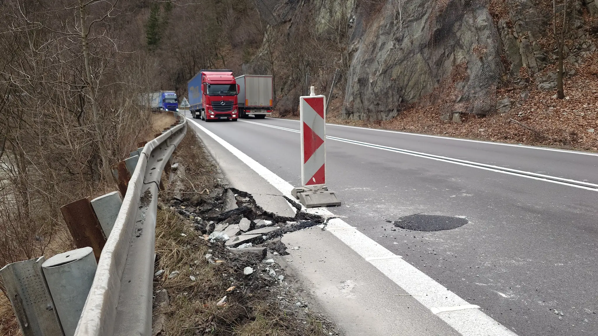Poškodená cestná komunikácia po páde skál na ceste pod Strečnom.