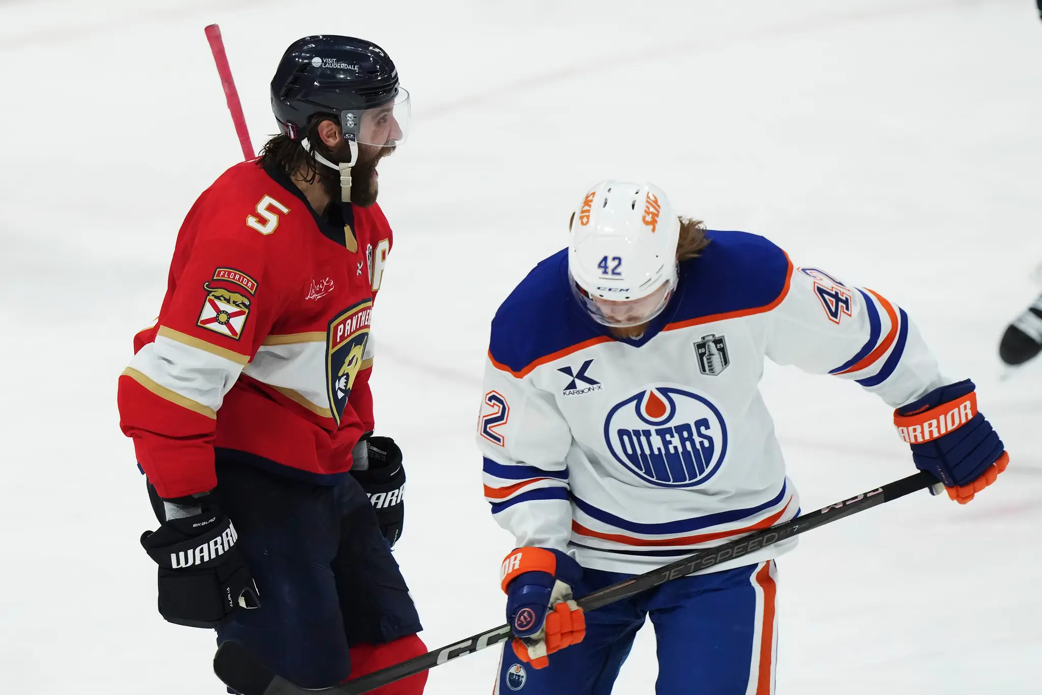 Obranca Floridy Aaron Ekblad oslavuje gól.