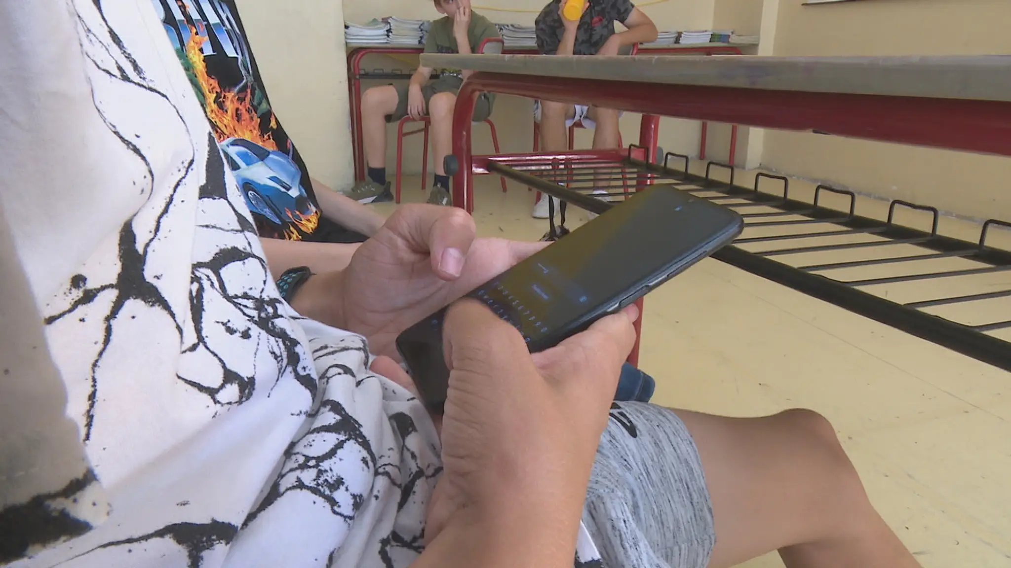 Štát už nebude žiakom zakazovať mobil na vyučovaní