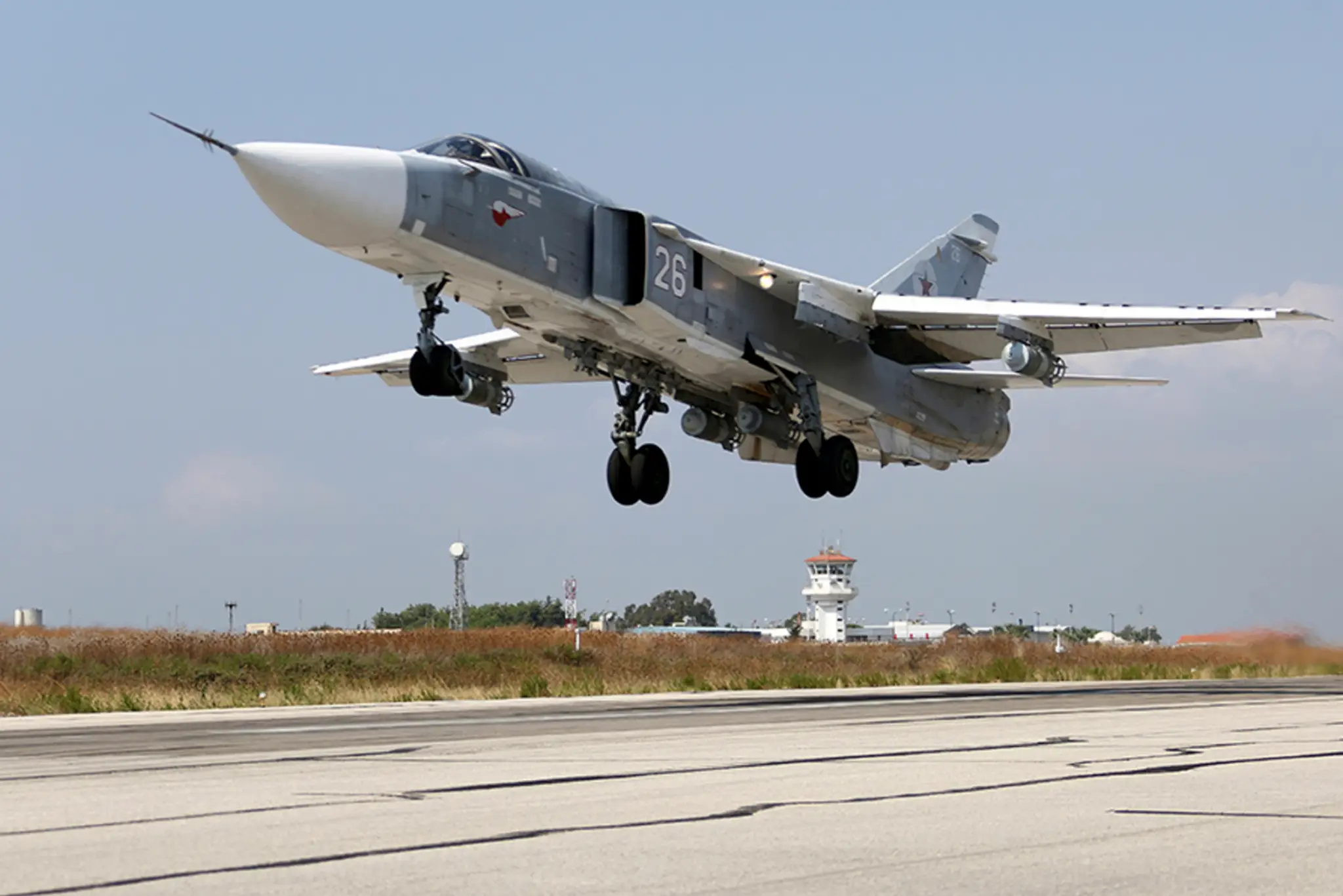 Ruský stíhací bombardér SU-24M štartuje v Sýrii. (ilustračné foto)