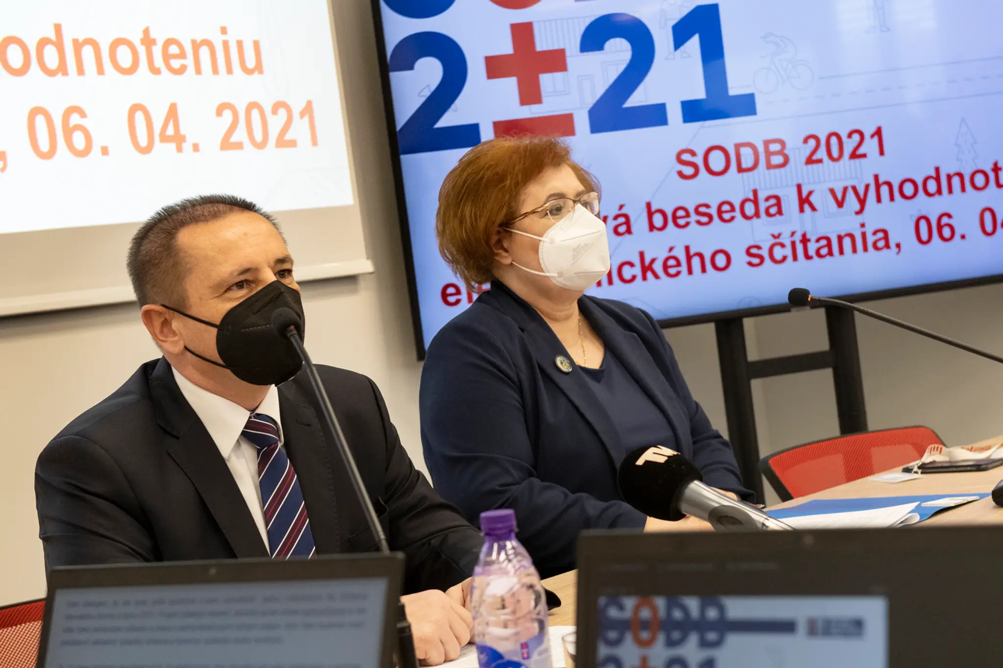 Zľava predseda ŠÚ Alexander Ballek a generálna riaditeľka Sekcie sociálnych štatistík a demografie ŠÚ Ľudmila Ivančíková.