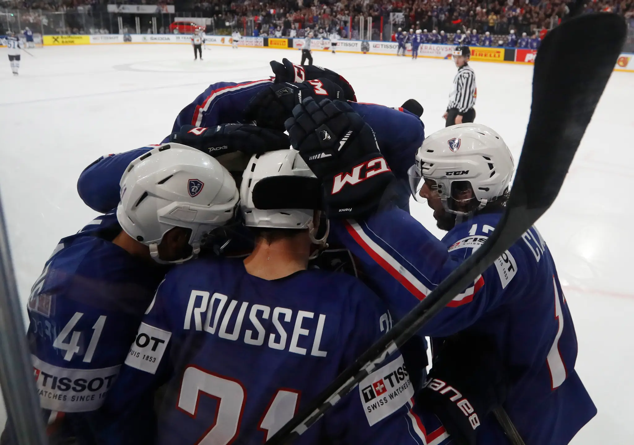 Antoine Roussel (v strede) jasá so spoluhráčmi po góle Francúzska proti Fínsku na MS 2017.