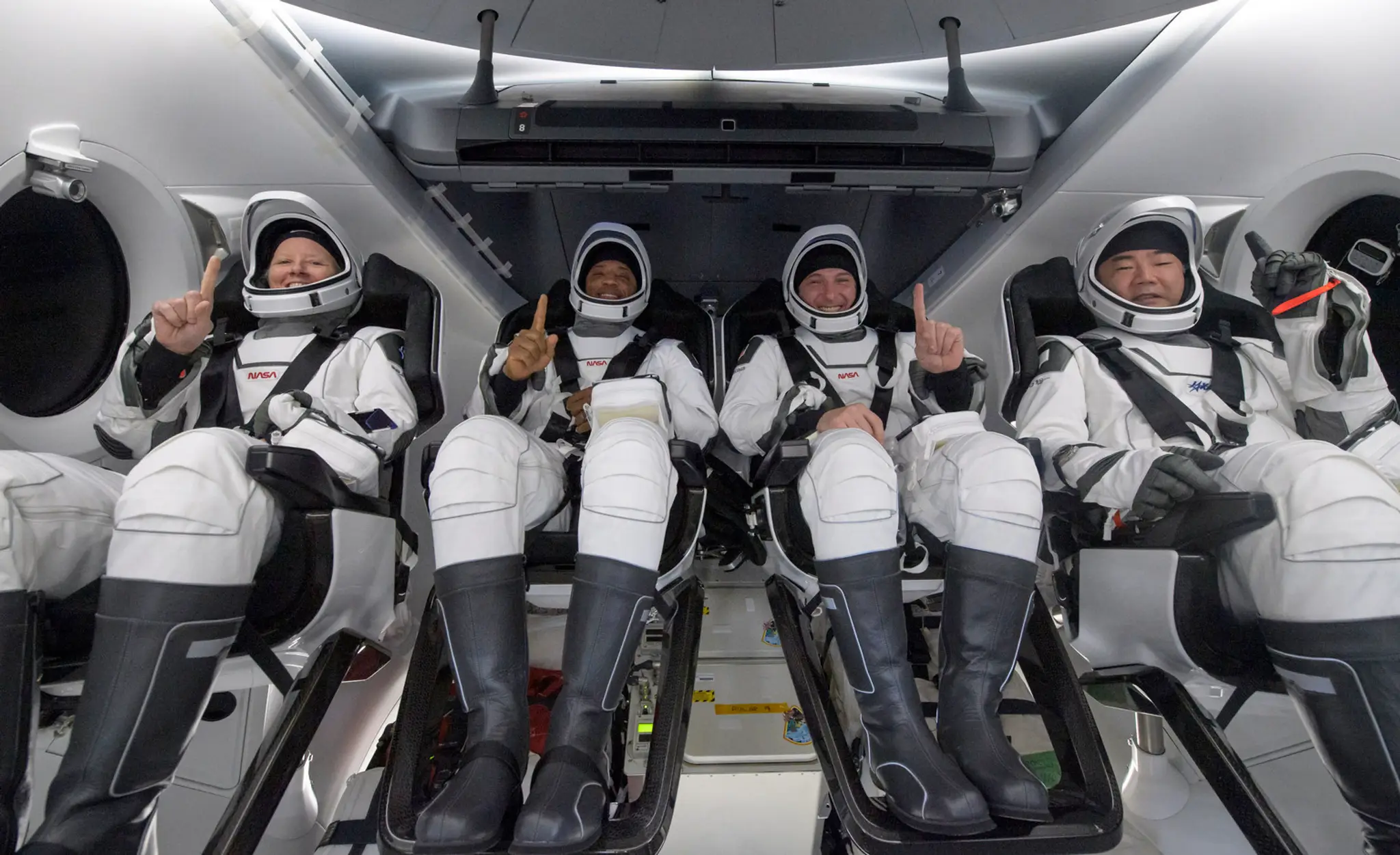 Astronauti Michael Hopkins, Victor Glover a Shannon Walker a Sóiči Noguči.