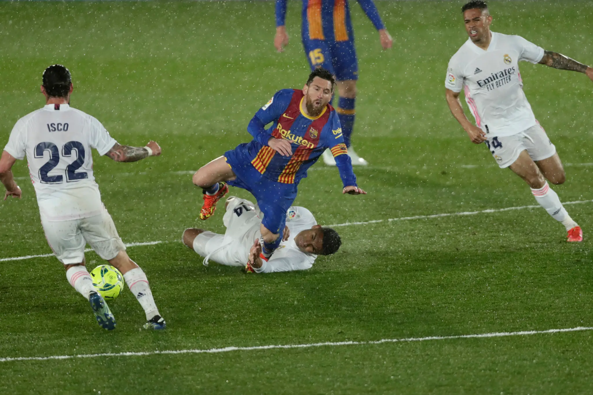 Casemiro vs. Messi v El Clásicu.