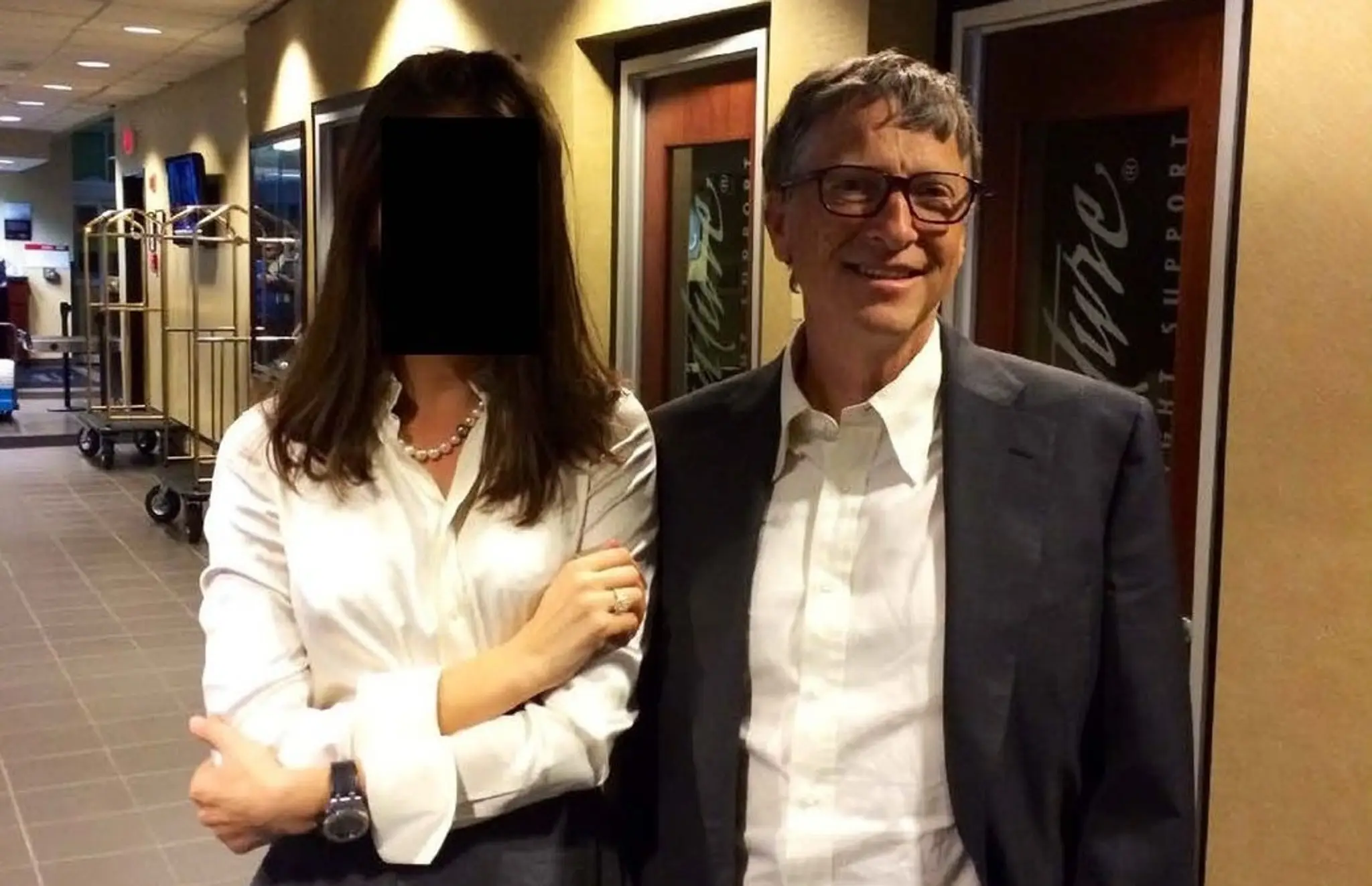 Fotka Billa Gatesa s neznámou ženou je súčasťou Epstein files.