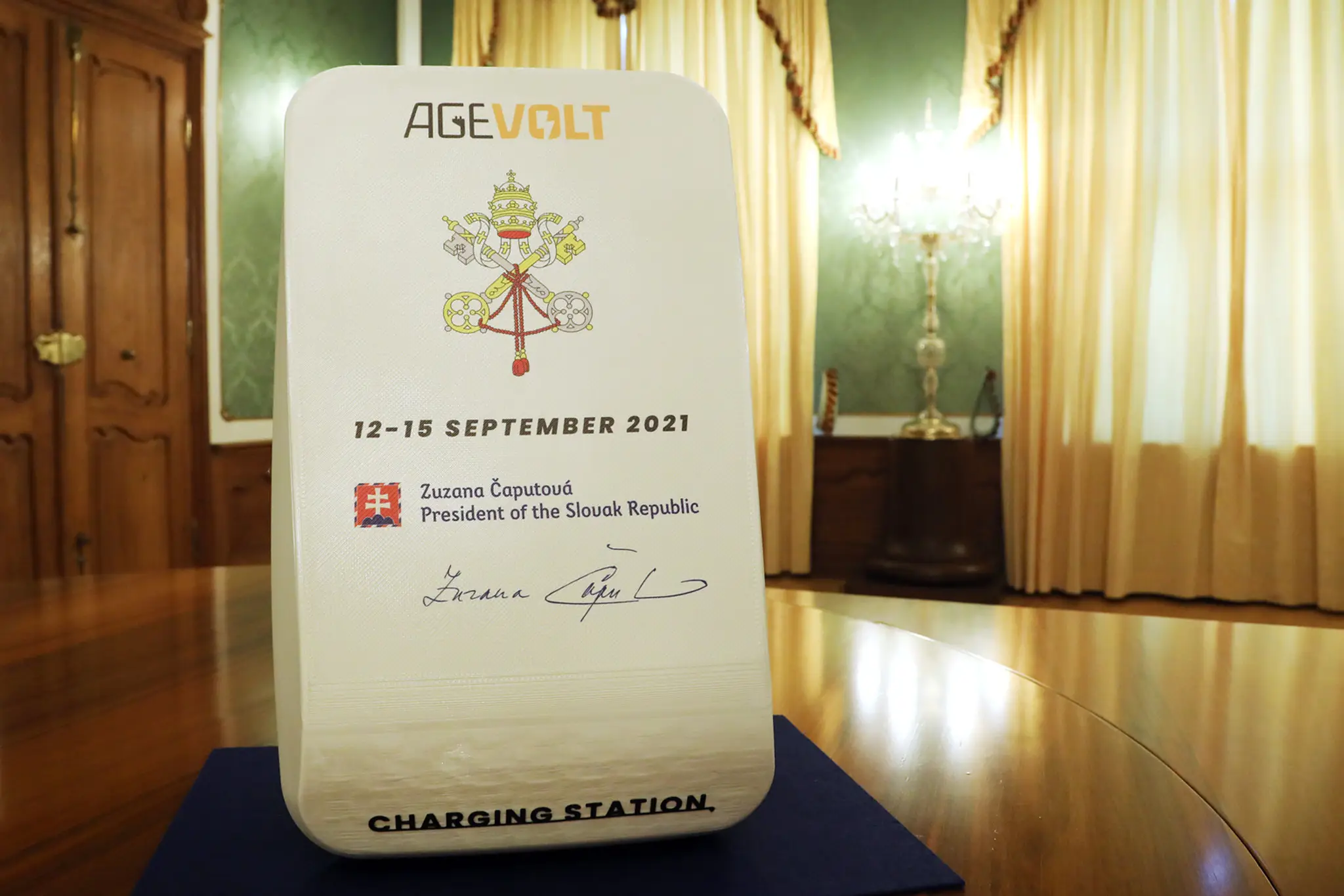 Nabíjacia stanica na elektromobil - dar prezidentky pápežovi.