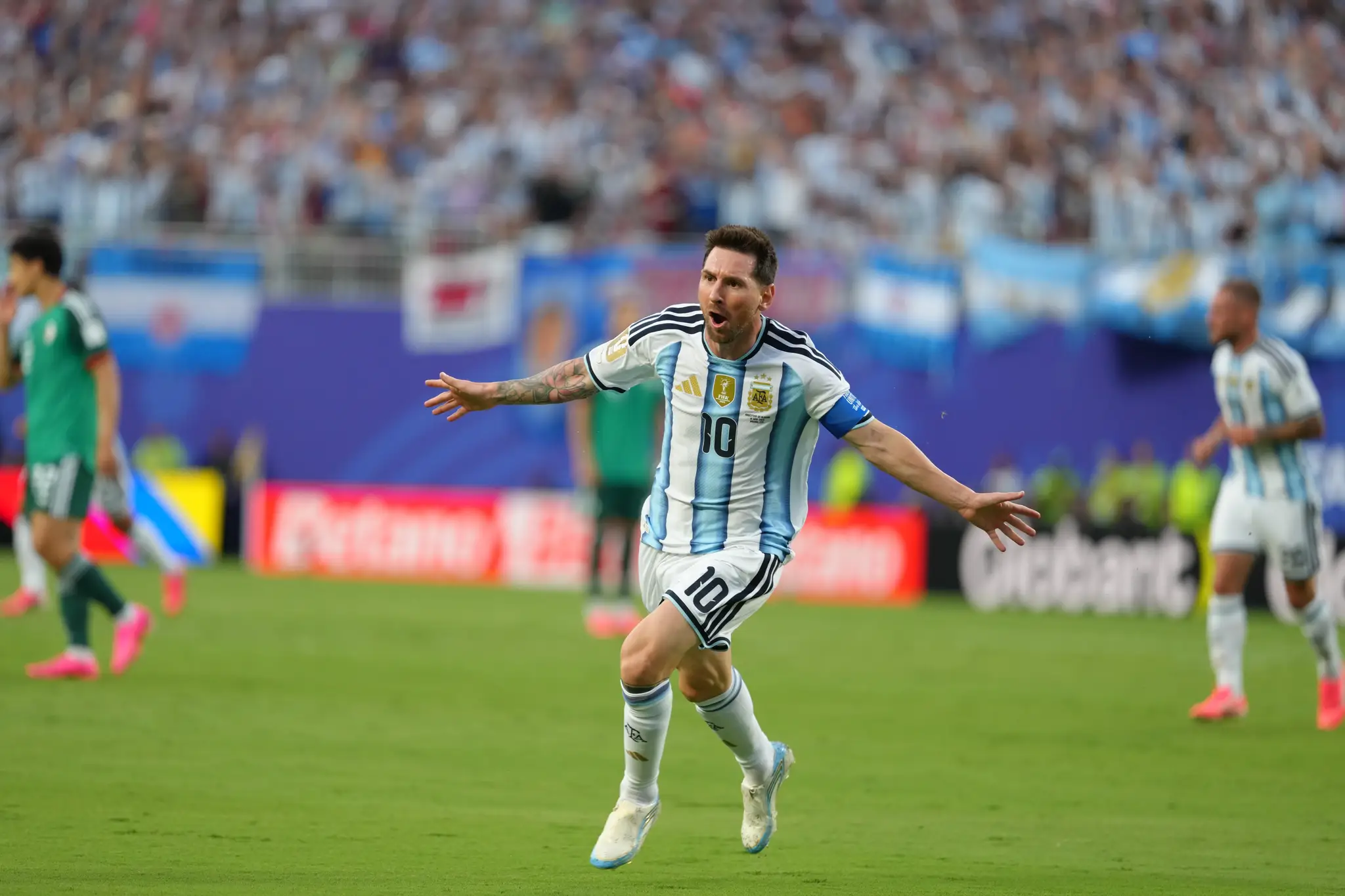 Futbalista Argentíny Lionel Messi sa raduje z gólu.
