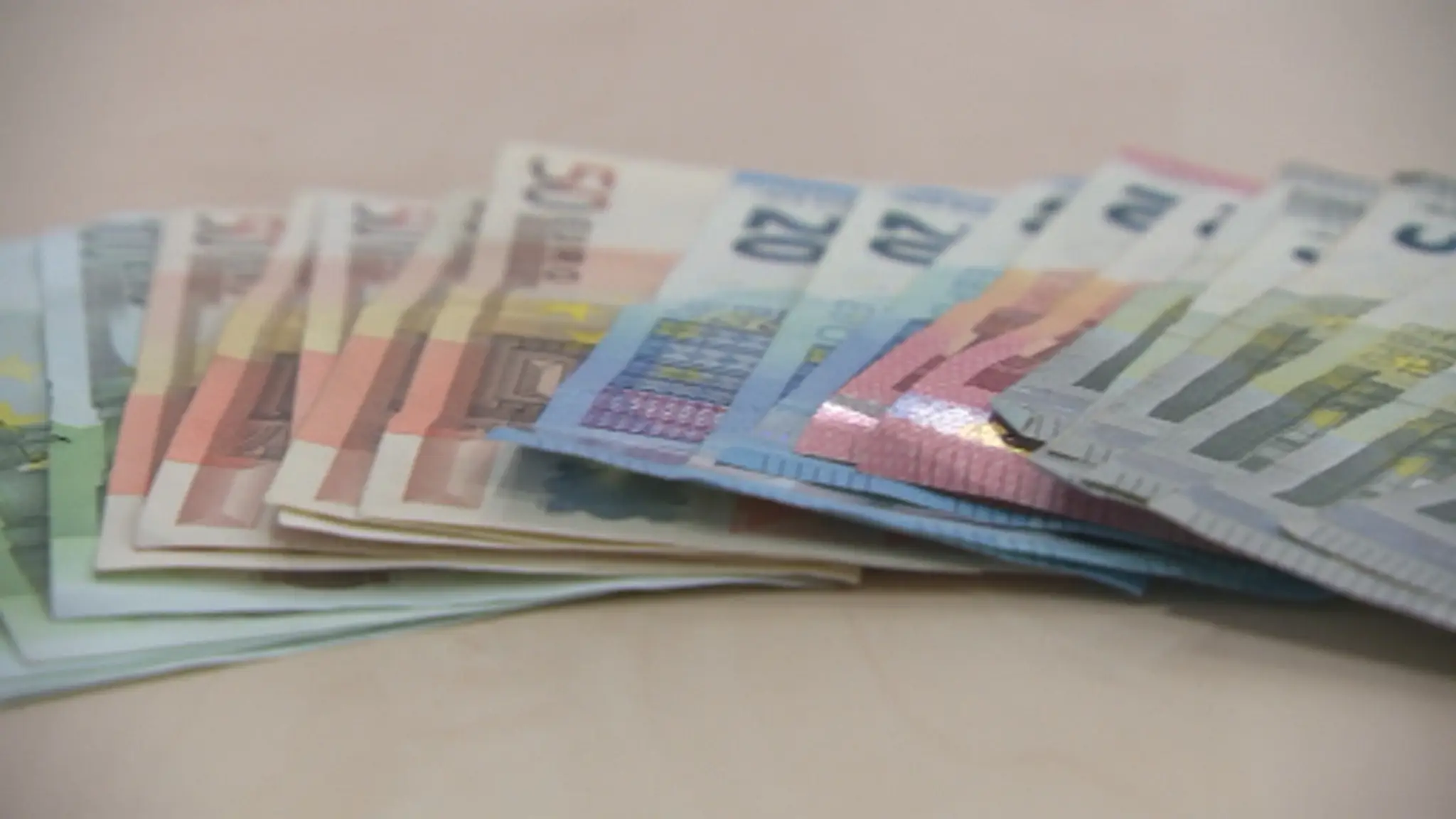 Prach zo Sahary na skle auta