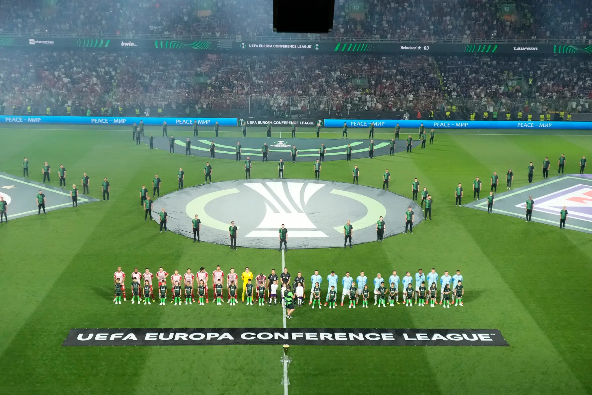 Na snímke hráči oboch mužstiev stoja zoradení pred finále Európskej konferenčnej ligy