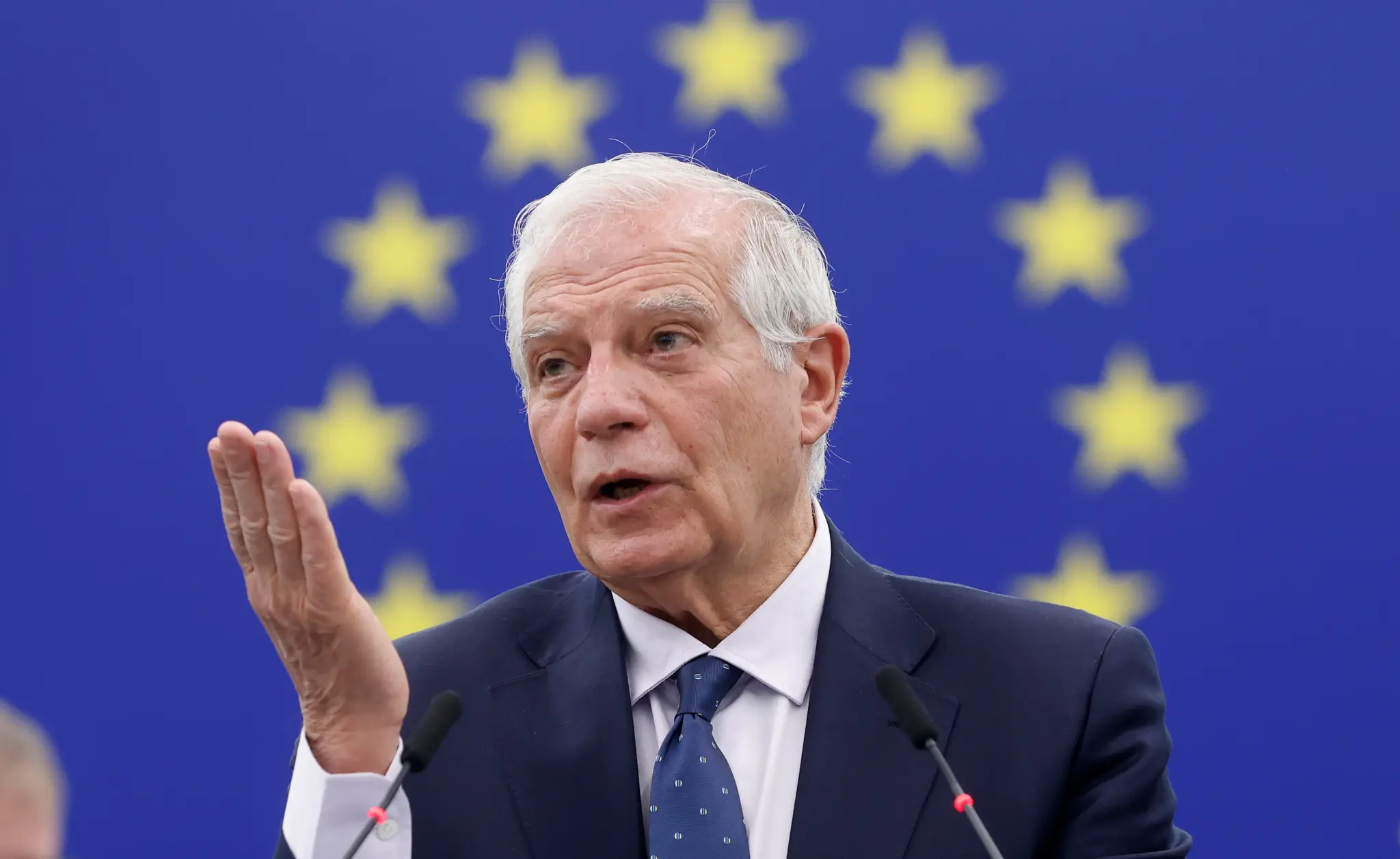 Na snímke šéf európskej diplomacie Josep Borrell hovorí na zasadnutí Európskeho parlamentu.