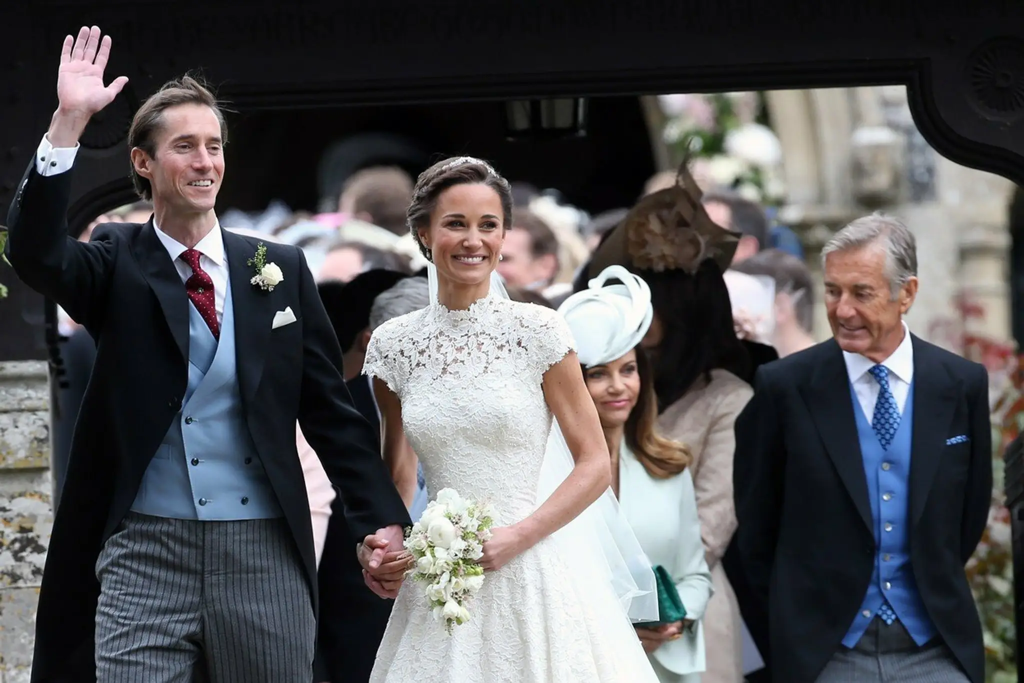 Svokor Pippy Middleton na snímke vpravo.  