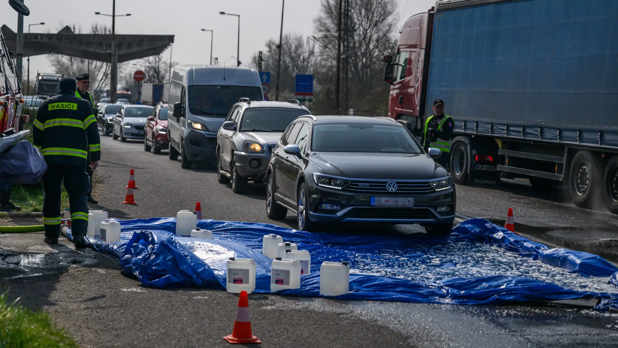 Policajti pre slintačku a krívačku zastavujú vozidlá na hraničných priechodoch