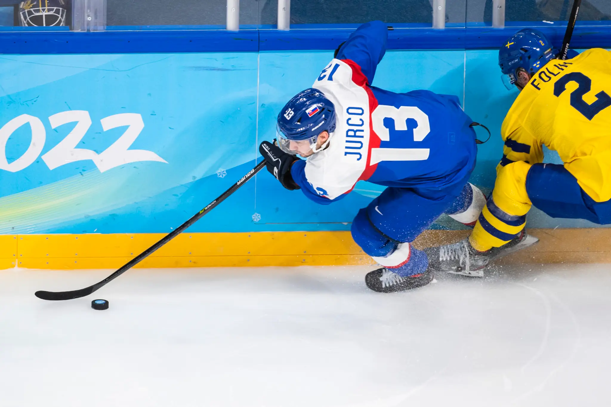 Zľava Tomáš Jurčo a hráč Švédska Christian Folin v zápase ZOH 2022.