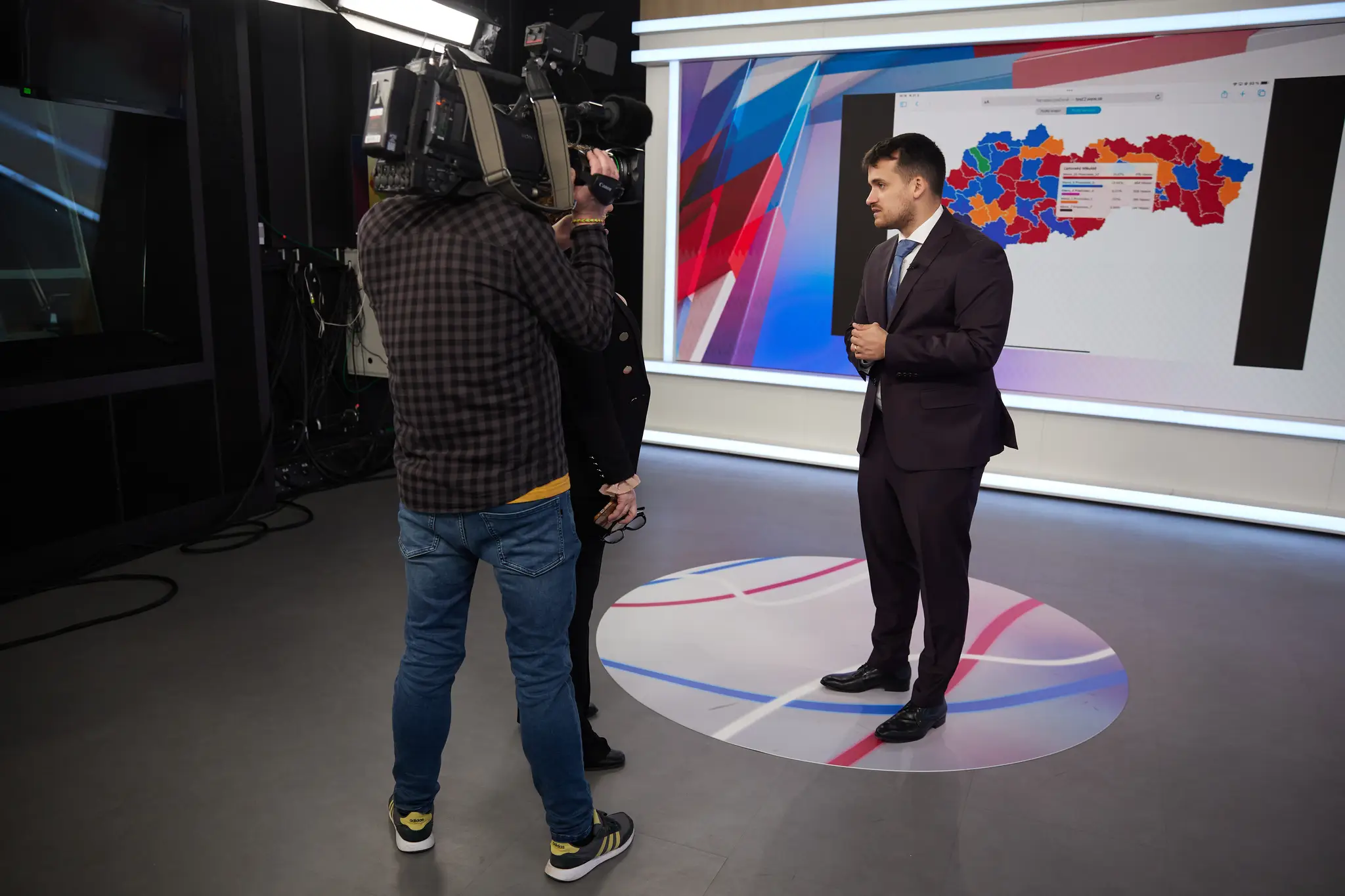 Prípravy na volebnú noc s Adelom Ghannamom.