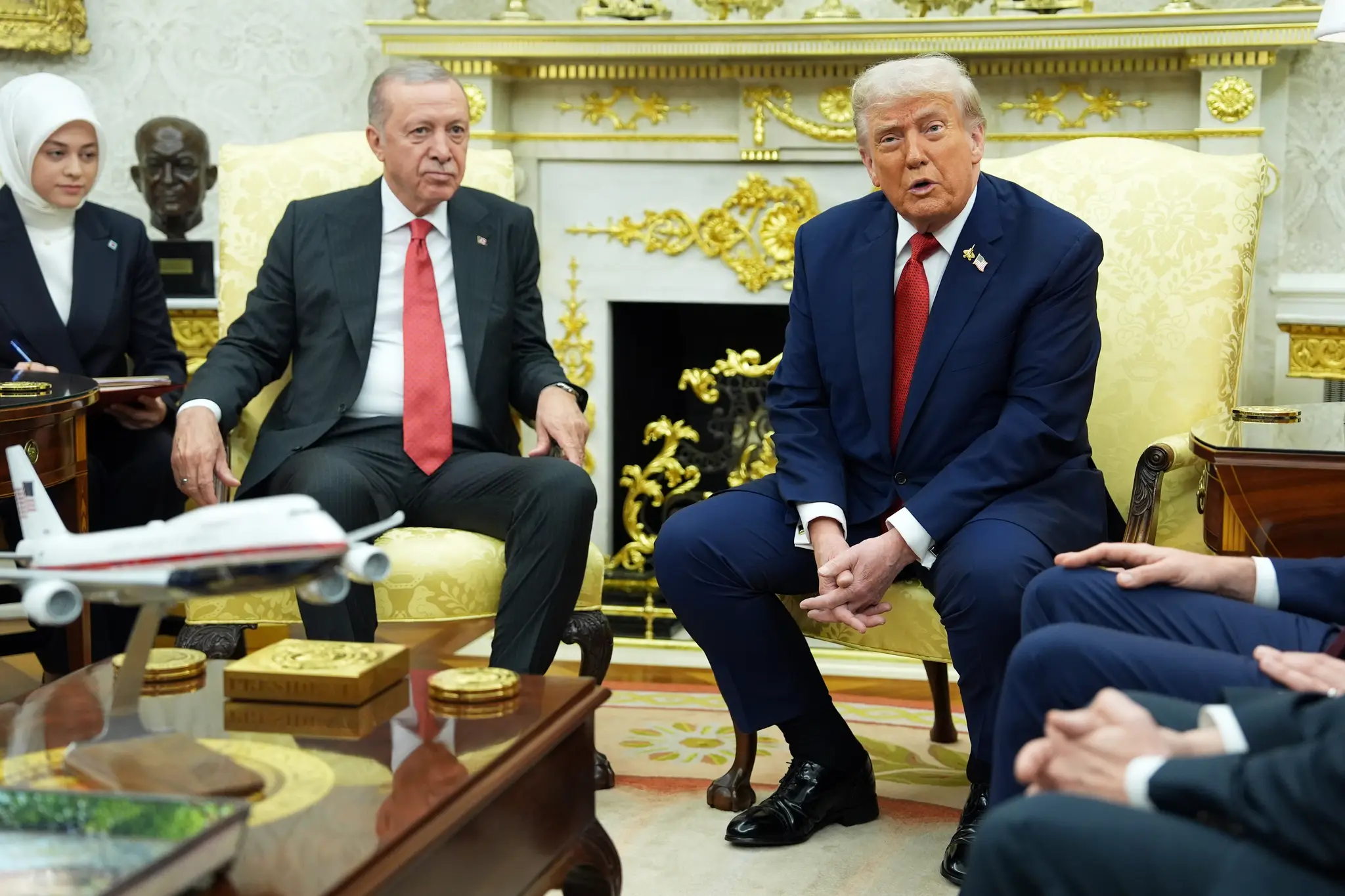 Americký prezident Donald Trump (vpravo) a turecký prezident Recep Tayyip Erdogan počas stretnutia v Oválnej pracovni Bieleho domu.