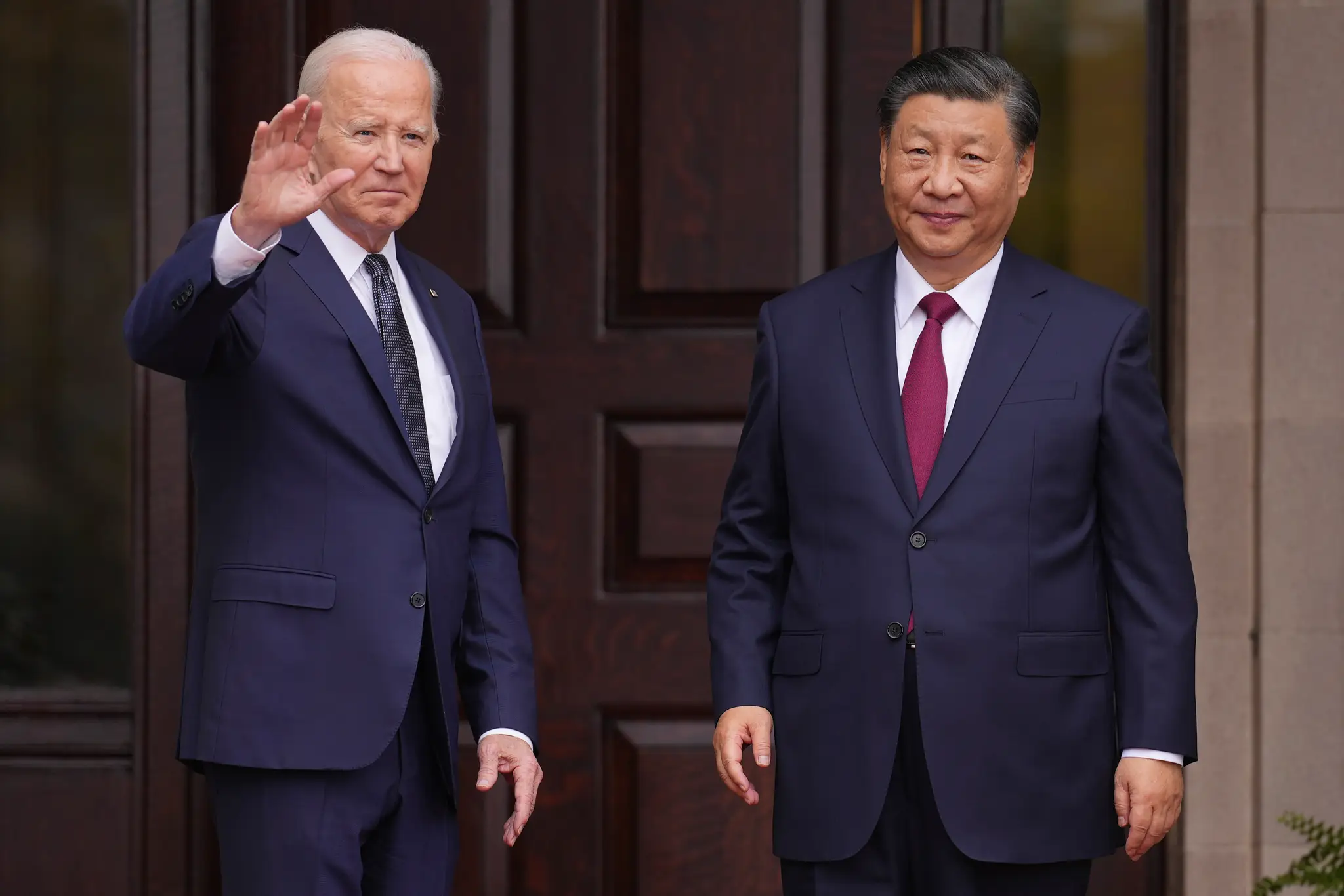 Na snímke zľava americký prezident Joe Biden a čínsky prezident Si Ťin-pching.