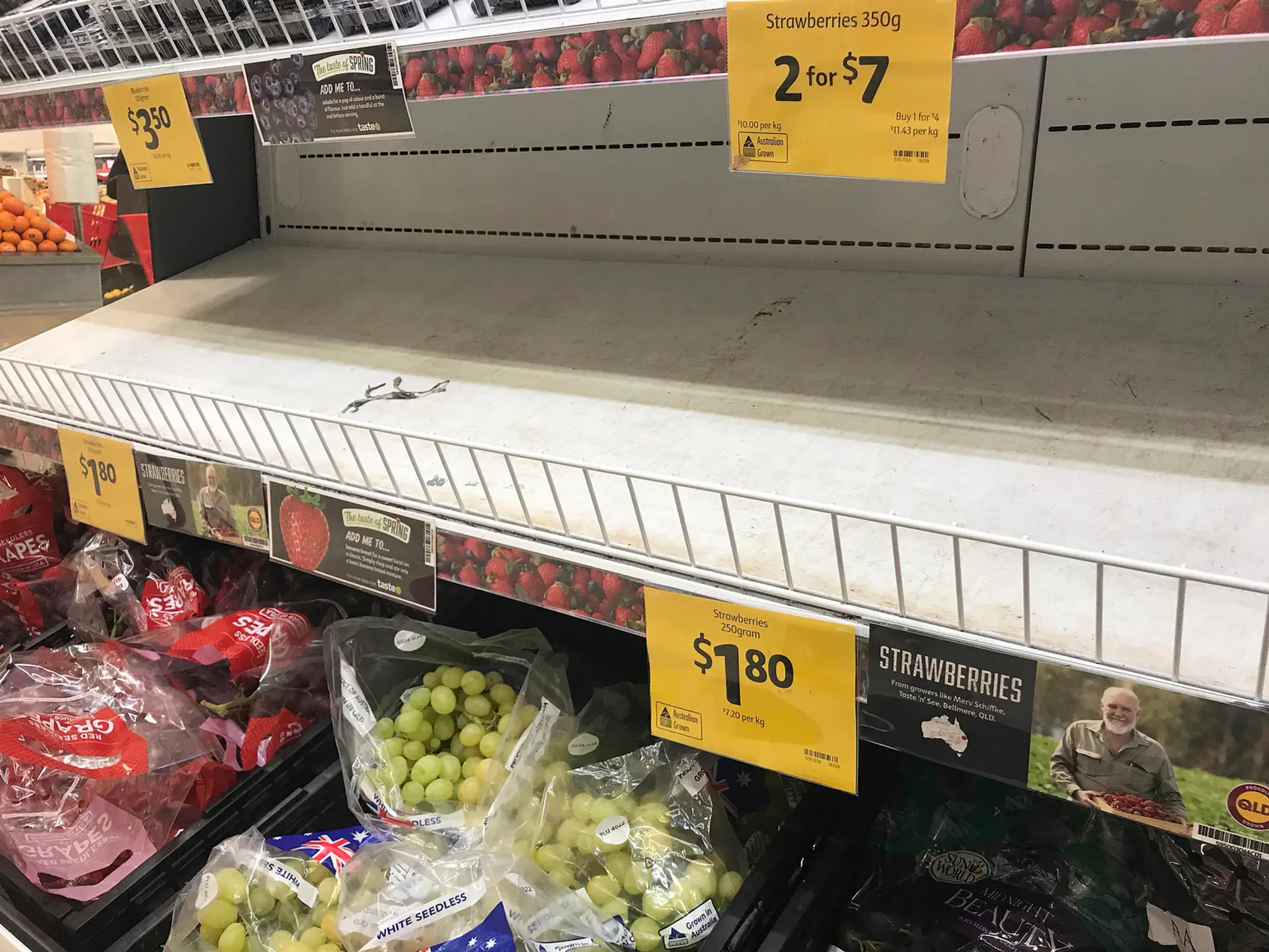 Prázdna polička s jahodami v supermarkete.