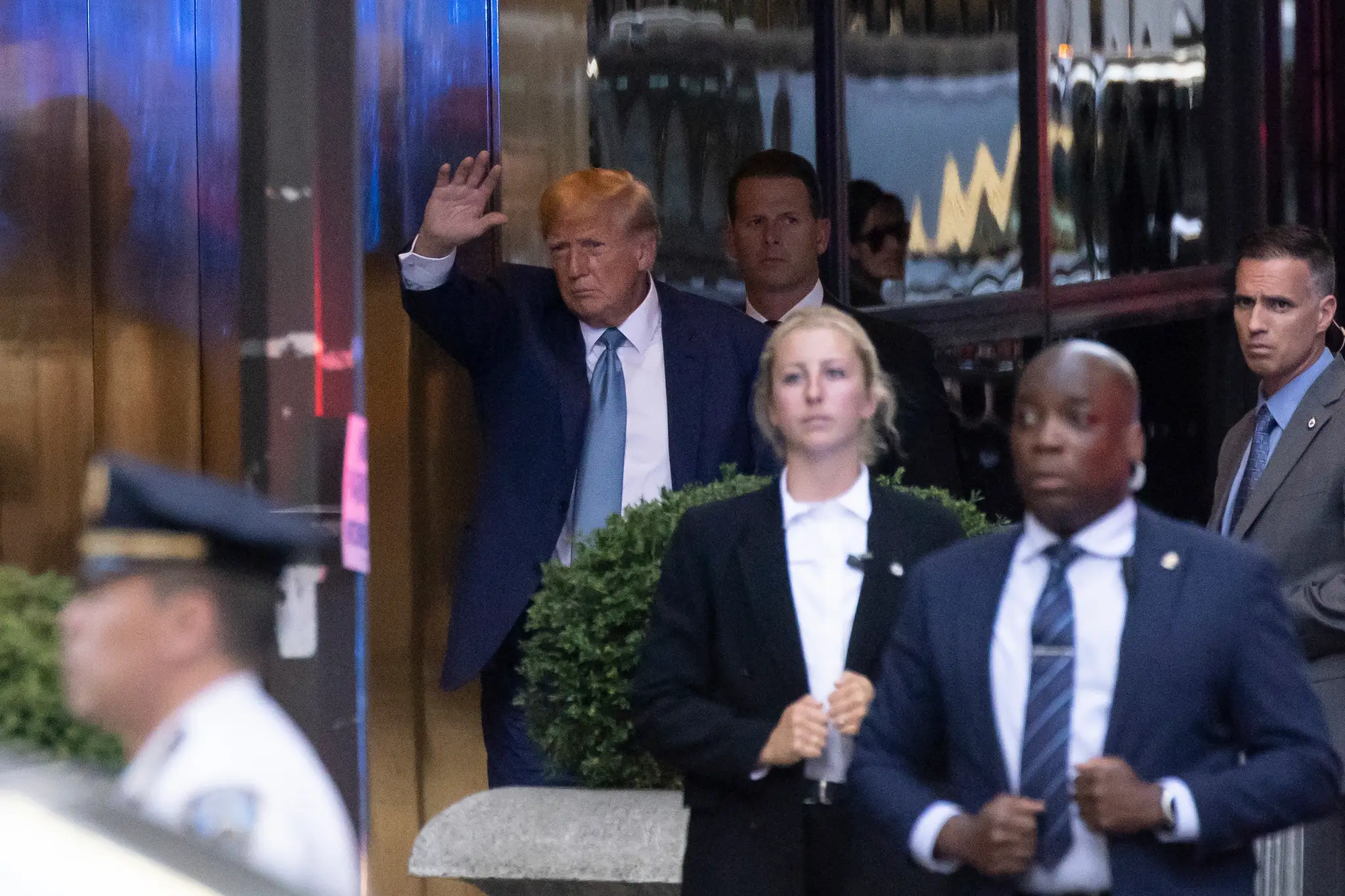 Bývalý americký prezident Donald Trump máva počas príchodu do svojho sídla v New Yorku.