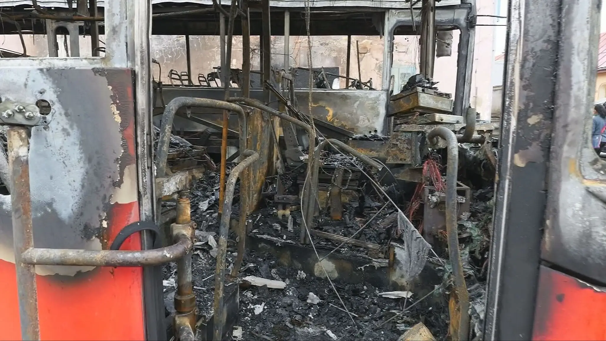 Záber zničeného autobusu.