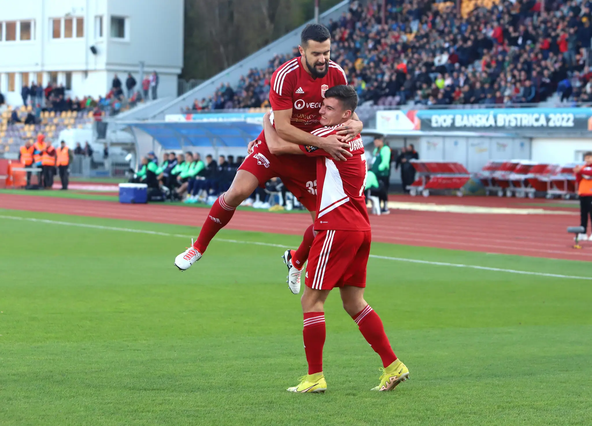Jakub Uhrinčať s defenzívnym kolegom Borisom Godálom (vo vzduchu)