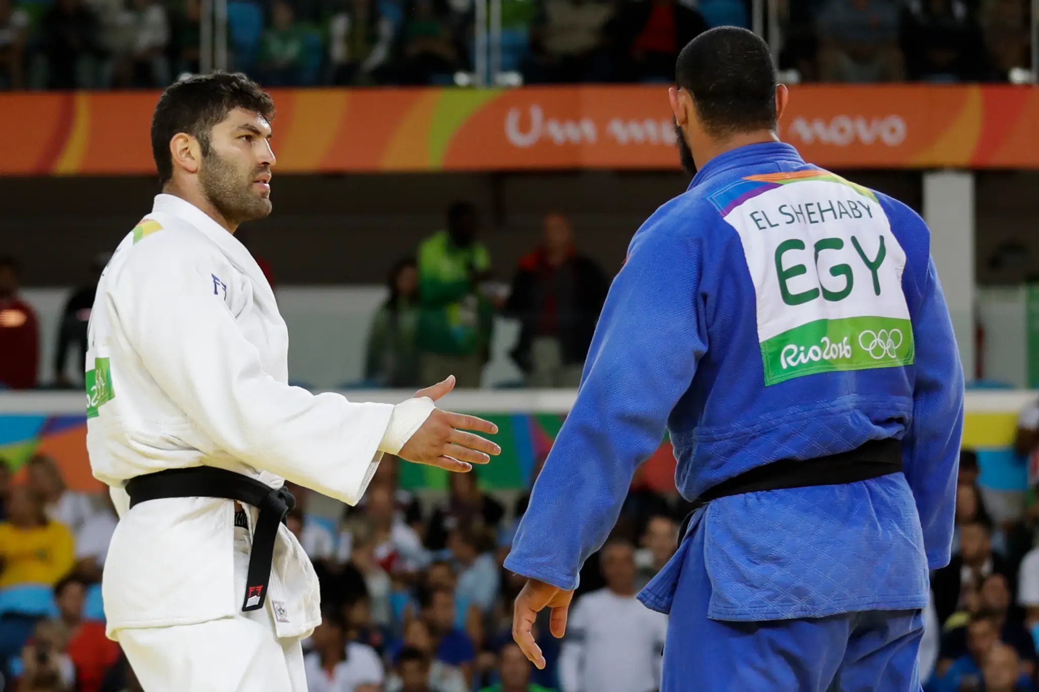 Egyptský džudista Islam El Shehaby odmietol podať ruku izraelskému reprezentantovi Orovi Sassonovi.