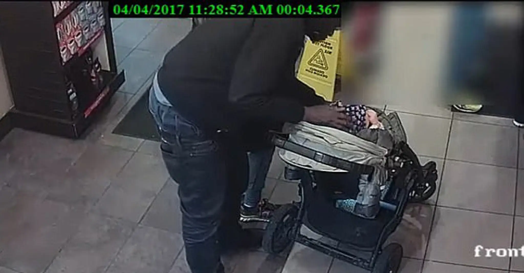 VIDEO: Muž chcel uniesť dieťa z kočíka len pár centimetrov od rodičov